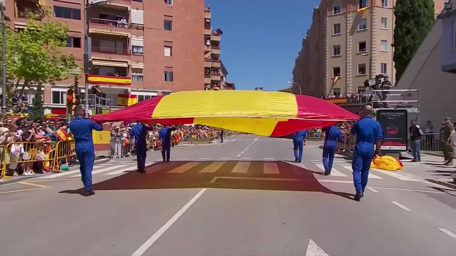 Los Reyes presiden un multitudinario desfile por el Día de las Fuerzas Armadas