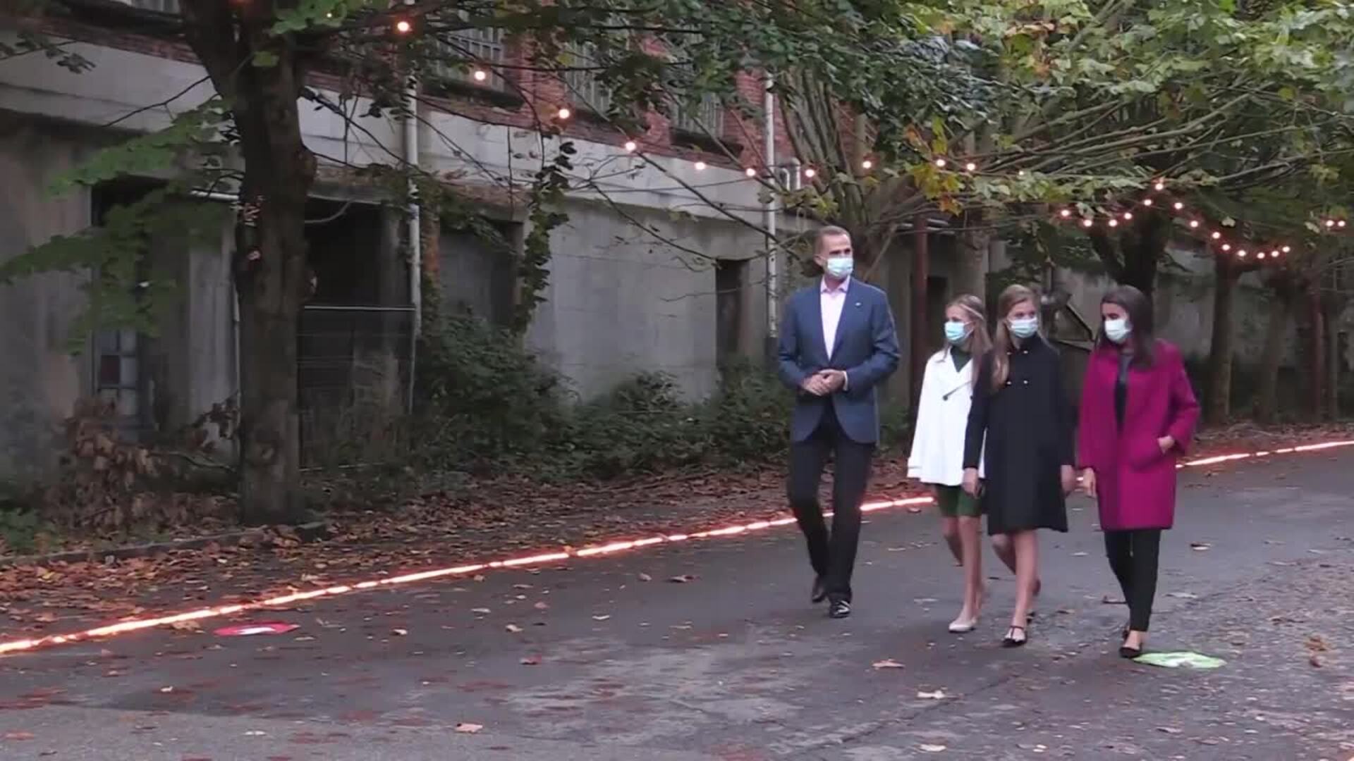 Los Reyes y sus hijas comienzan visita a Asturias con coches y arte