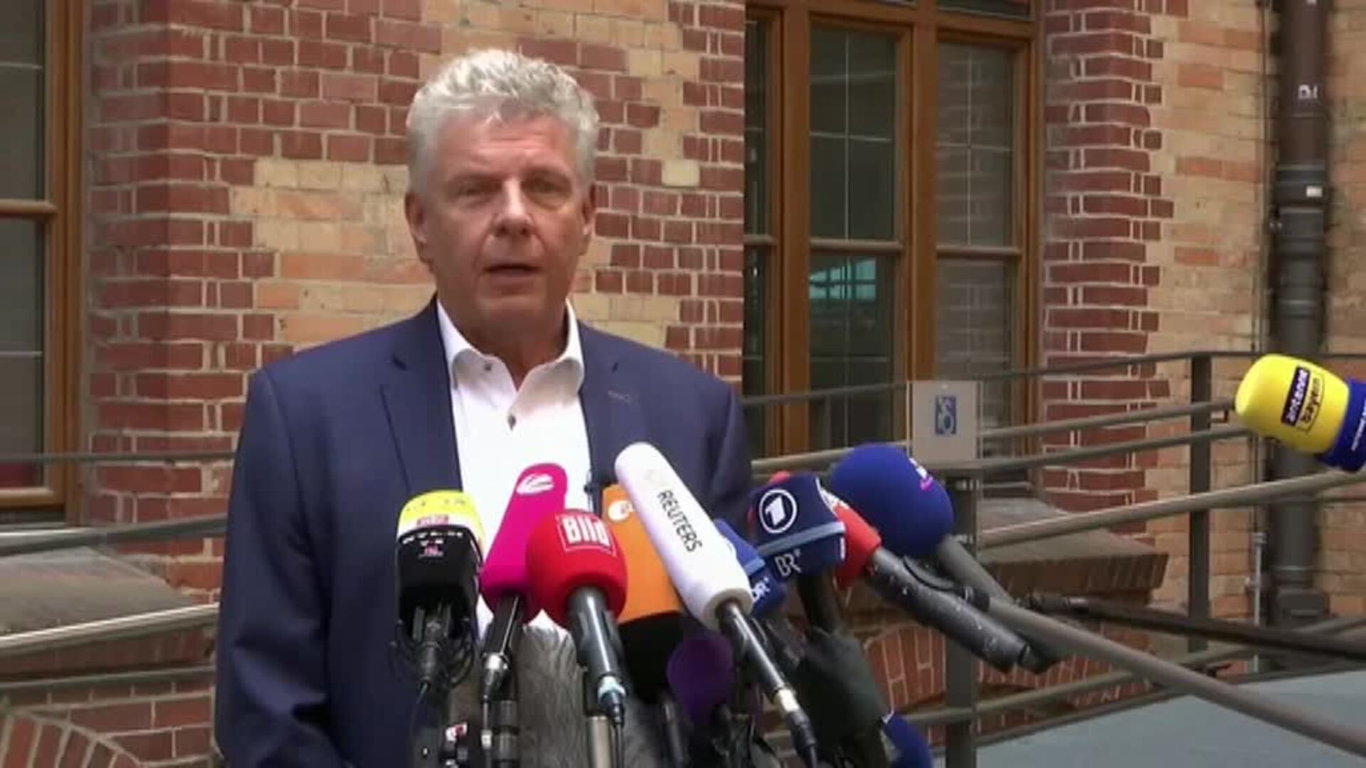 El alcalde de Munich cuelga banderas arco iris ante la negativa de la UEFA de iluminar el Allianz Arena