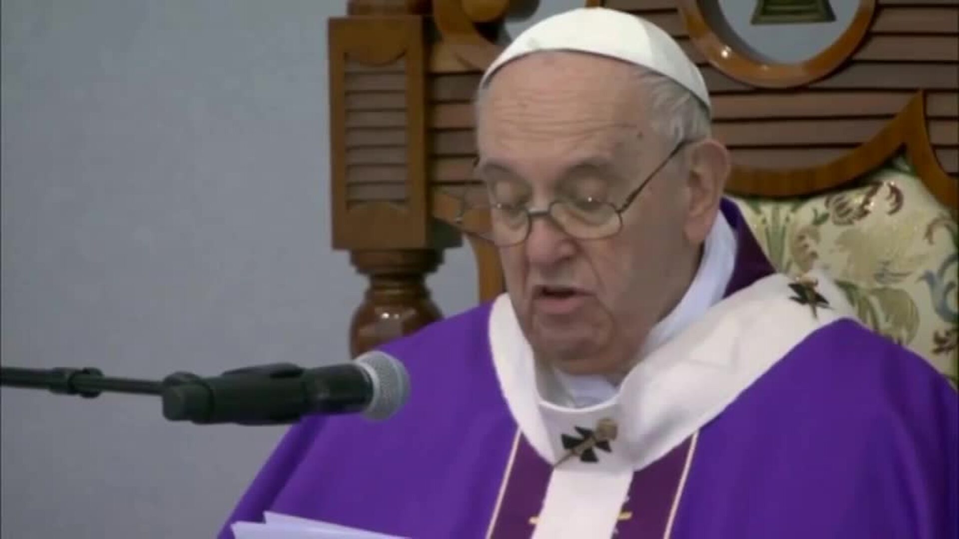 El papa concluye su viaje a Malta con una visita a un centro de refugiados