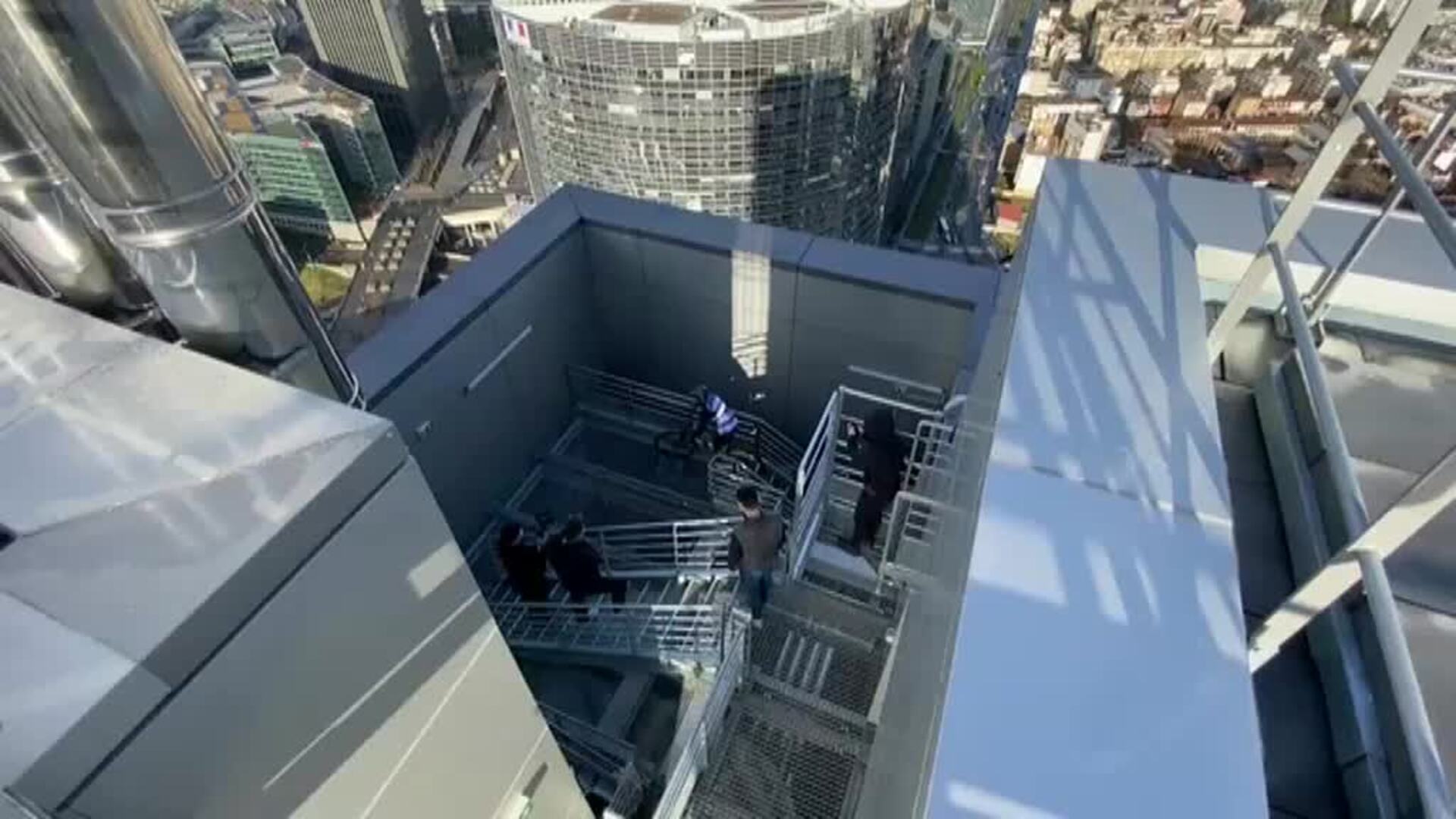 Campeón de trial a la conquista de un rascacielos de París