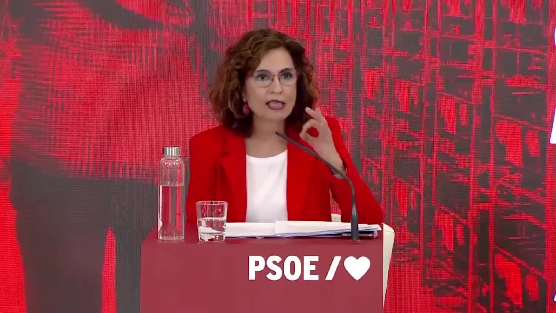 Montero: &quot;Los problemas no se arreglan yendo juntos a una foto a Colón&quot;