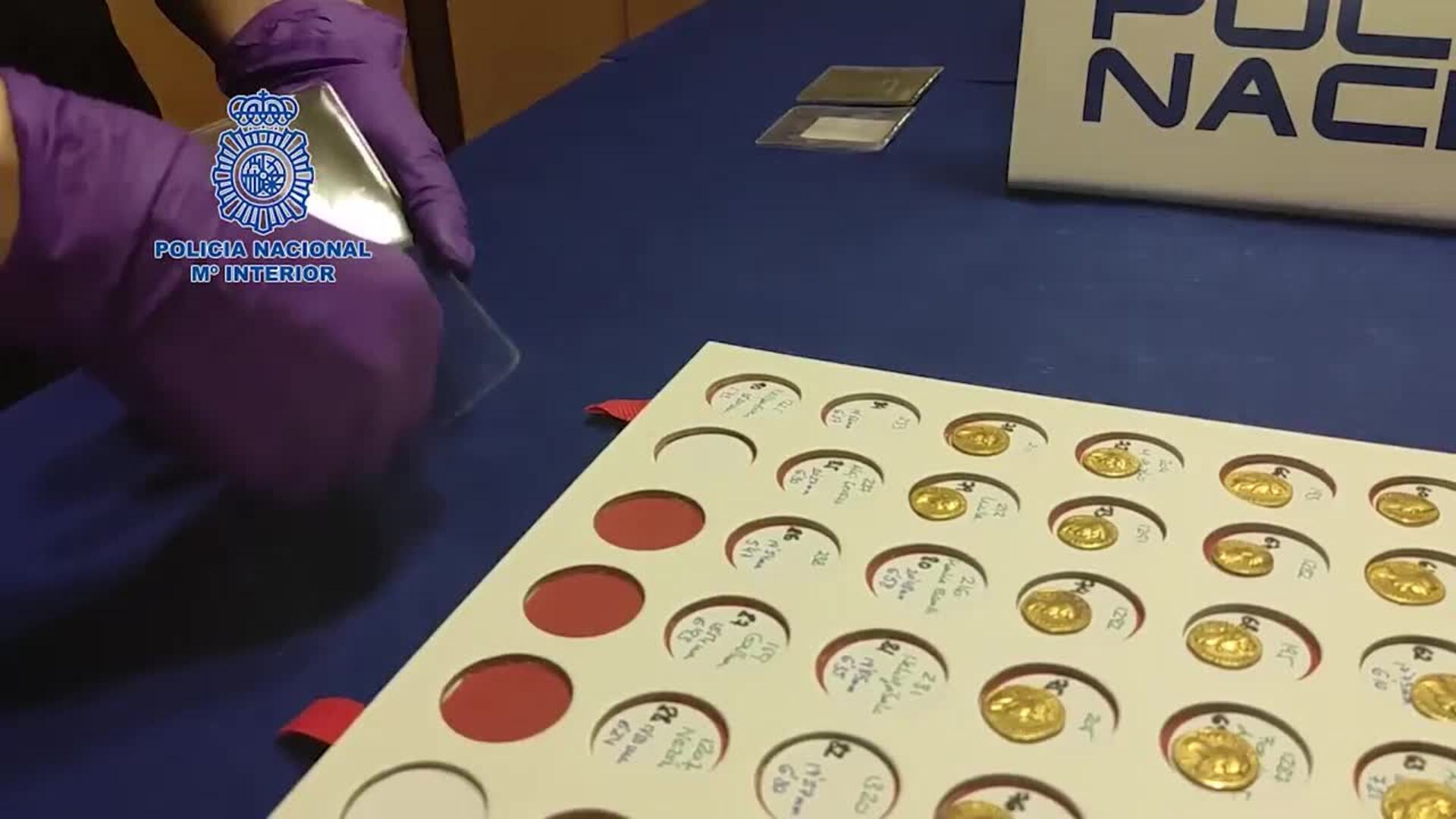 La Policía Nacional recupera un tesorillo de 90 monedas del Imperio Romano