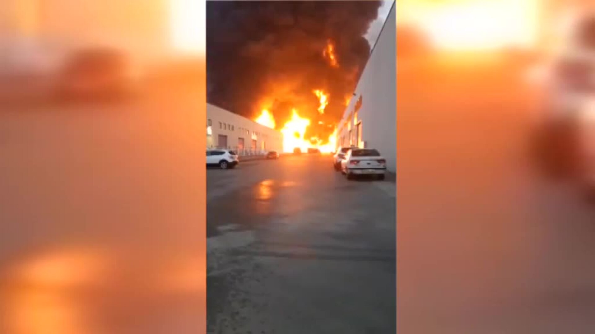 Un gran incendio en una planta de reciclaje de disolventes en Barcelona obliga a activar el Plan de Emergencia Químicas