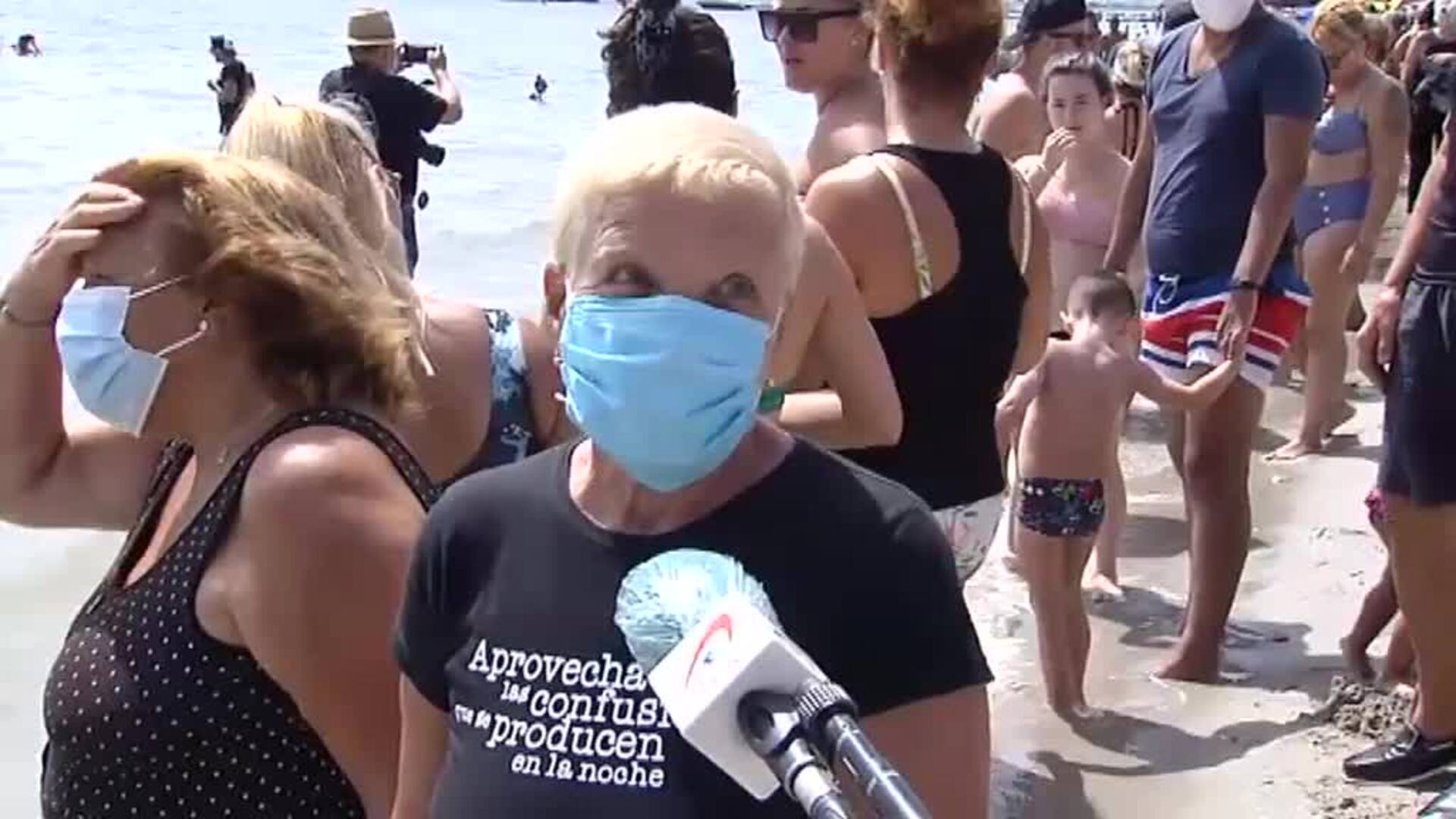 Una cadena humana denuncia el desastre ecológico en el Mar Menor y exige soluciones