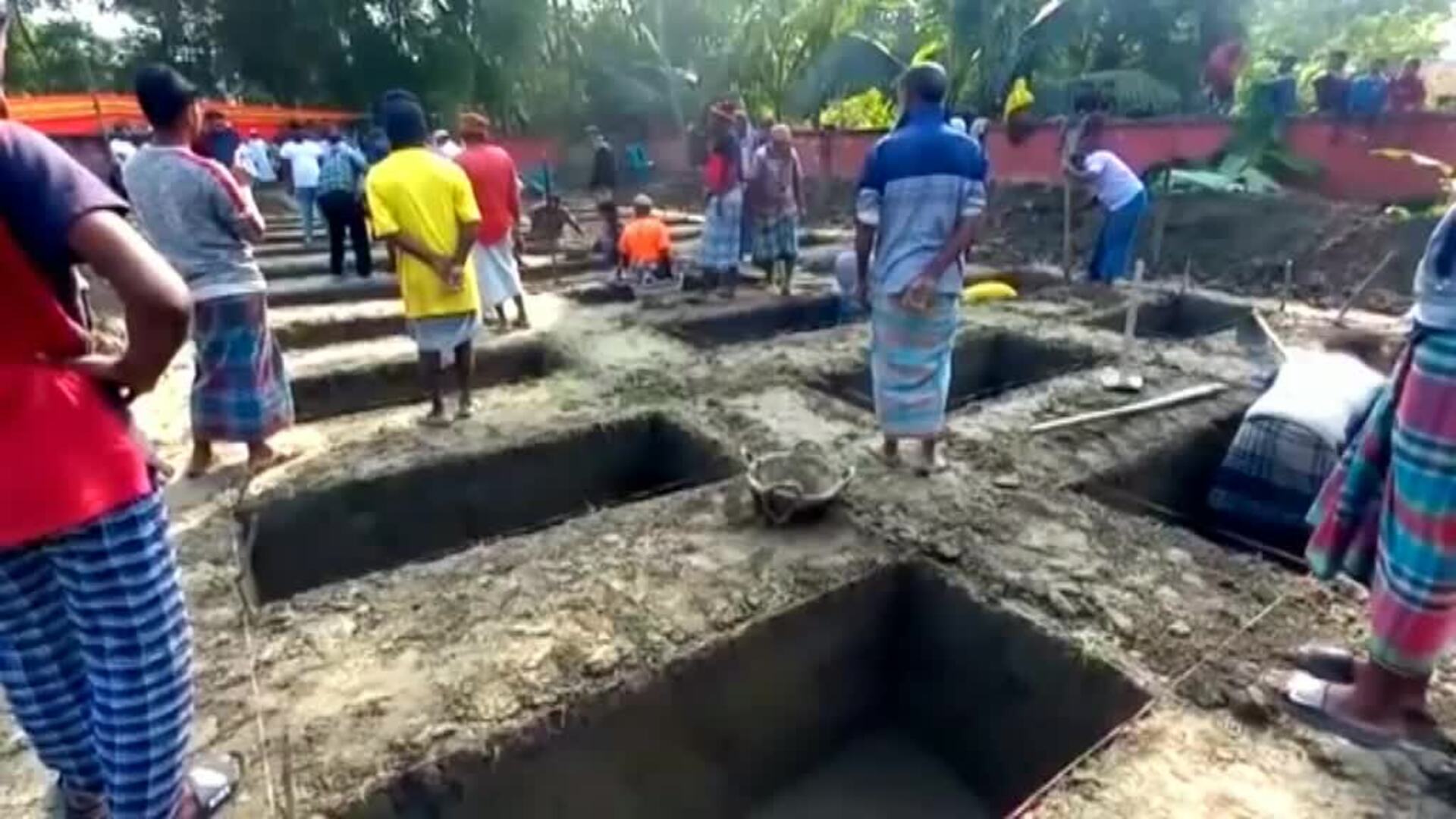 Entierran a los fallecidos en el terrible incendio de un ferry en Bangladesh