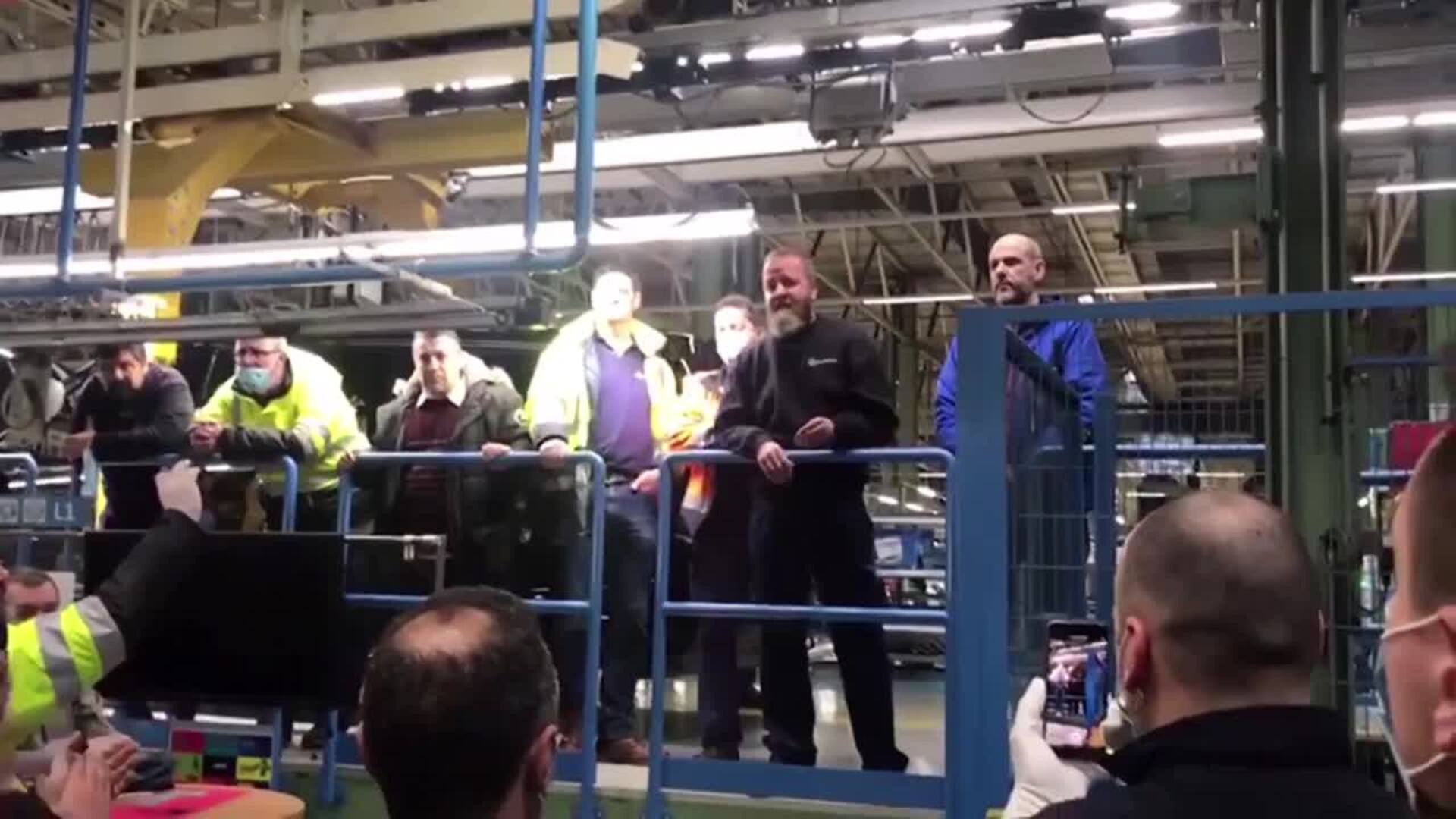 Mercedes-Benz Vitoria para su producción tras un plante de trabajadores