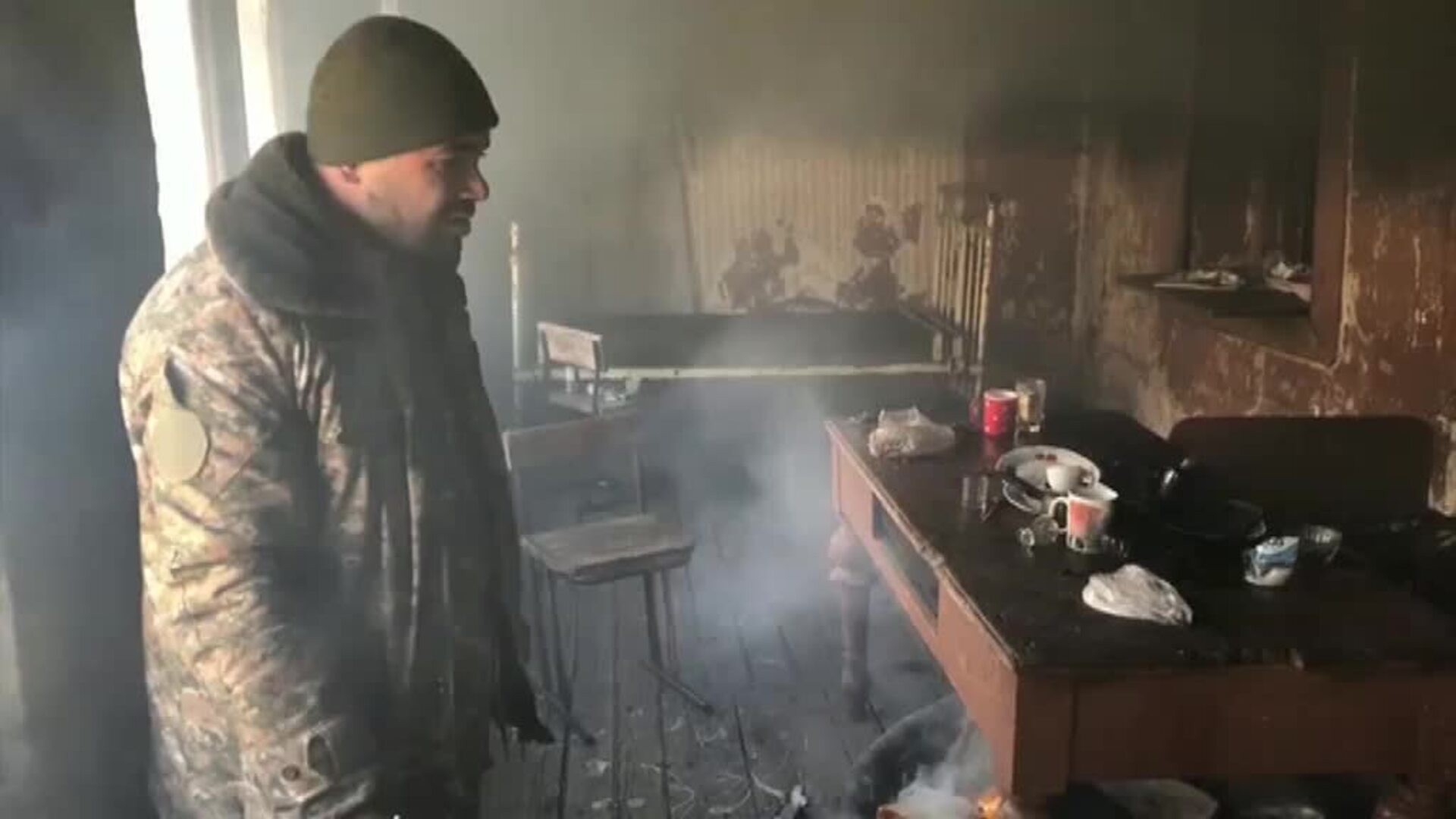 Ciudadanos armenios queman sus propios hogares para dificultar el avance de Azerbaiyán