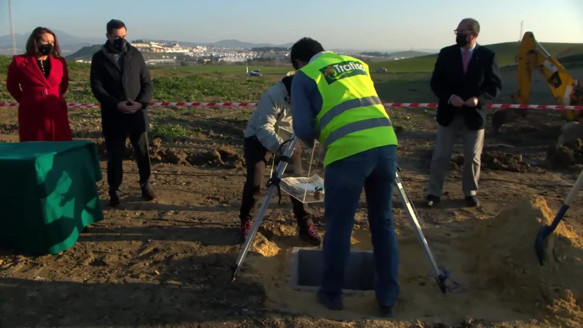 Juanma Moreno coloca la primera piedra de la planta de compostaje de Villamartín (Cádiz)