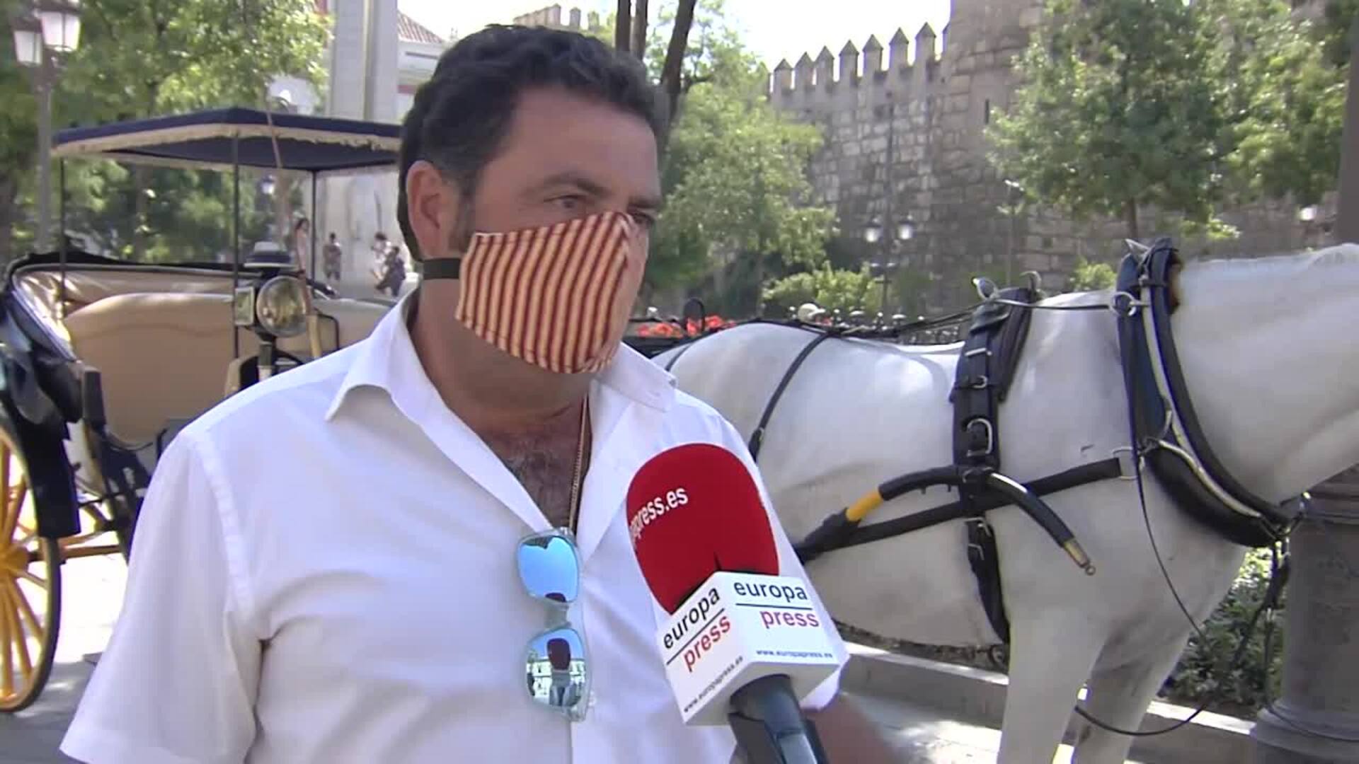Cocheros de caballos de Sevilla aseguran que intentan &quot;sobrevivir&quot; aunque la temporada se ha perdido