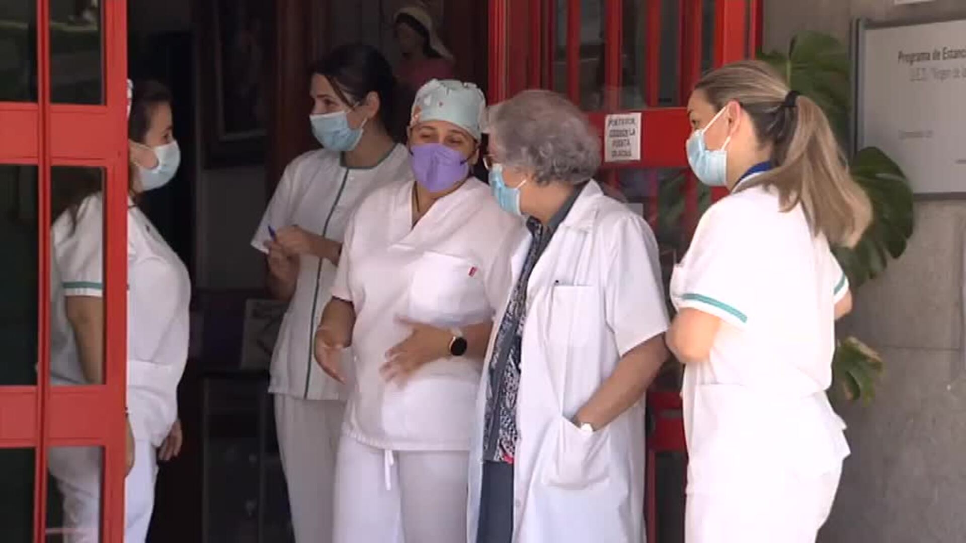 Las residencias intentan combatir la oleada de positivos en las residencias con escasez de personal, de baja por el covid