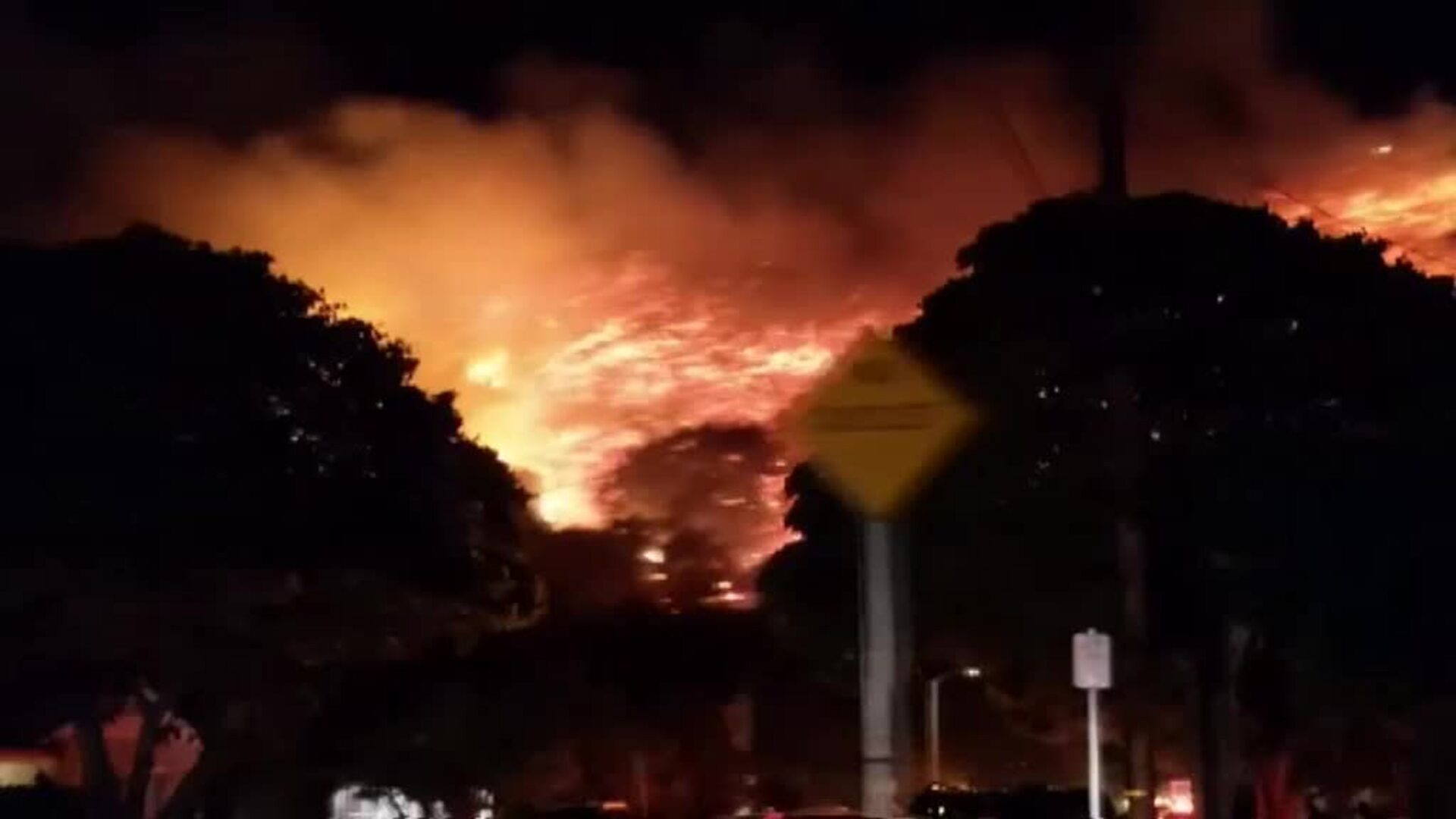 Los bomberos luchan contra un incendio fuera de control en California