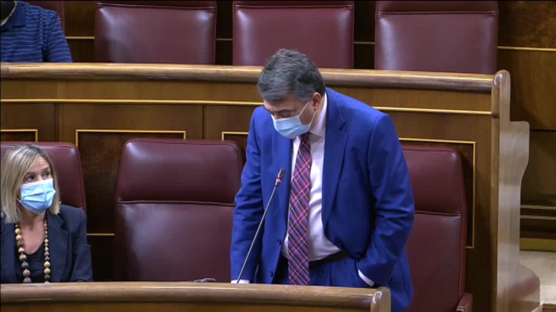 Sánchez insiste en que las eléctricas deben &quot;arrimar el hombro&quot; pero dispuesto a &quot;aclarar y precisar lo que haga falta&quot; del decreto