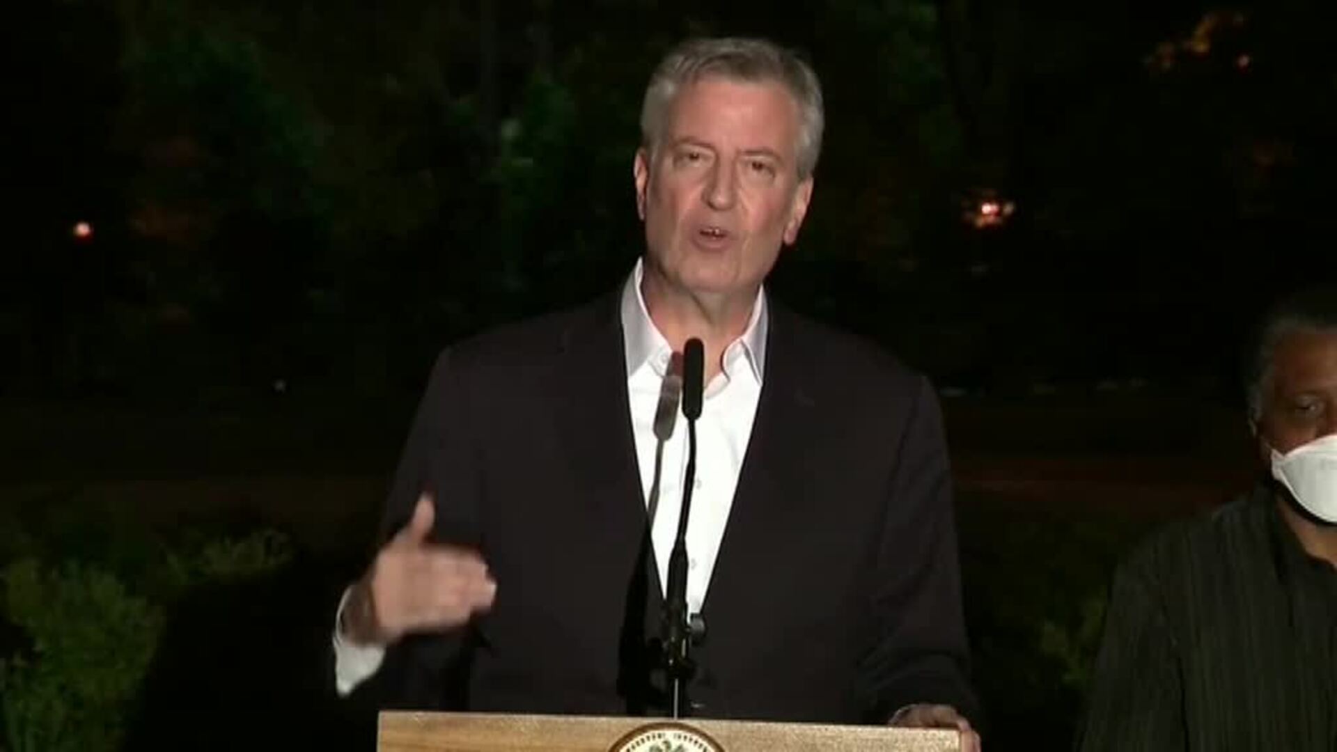 El alcalde de Nueva York entiende las protestas, pero condena la violencia contra la Policía