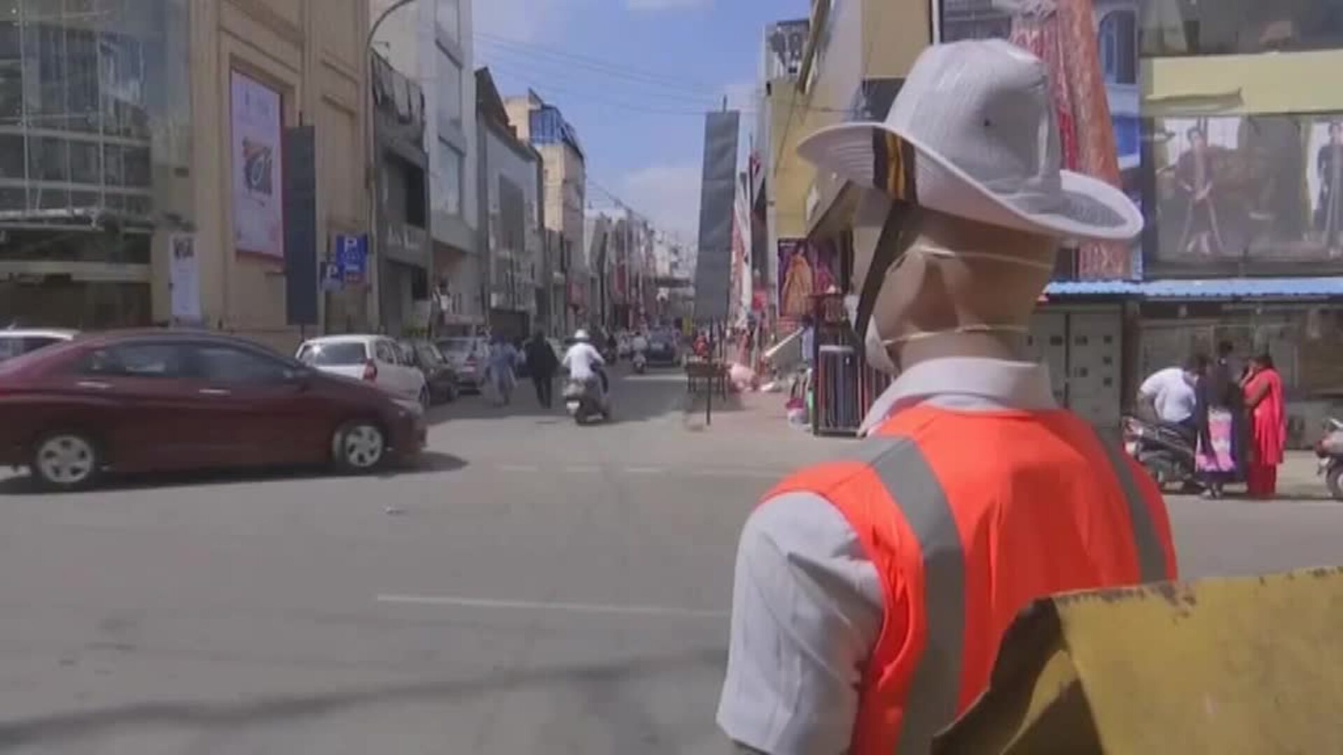 Colocan maniquíes disfrazados de policías para mejorar el tráfico en India