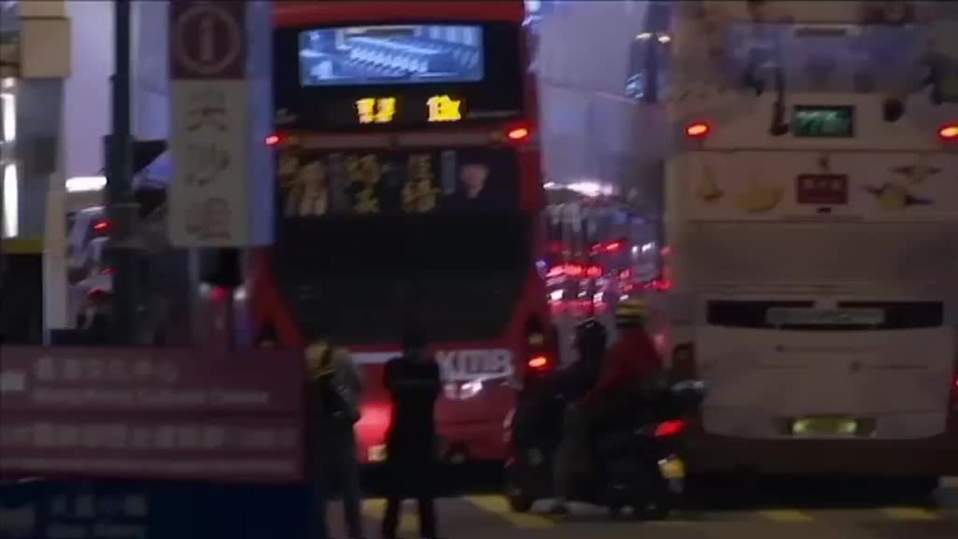 Antidisturbios en Hong Kong utilizan gas lacrimógeno contra manifestantes