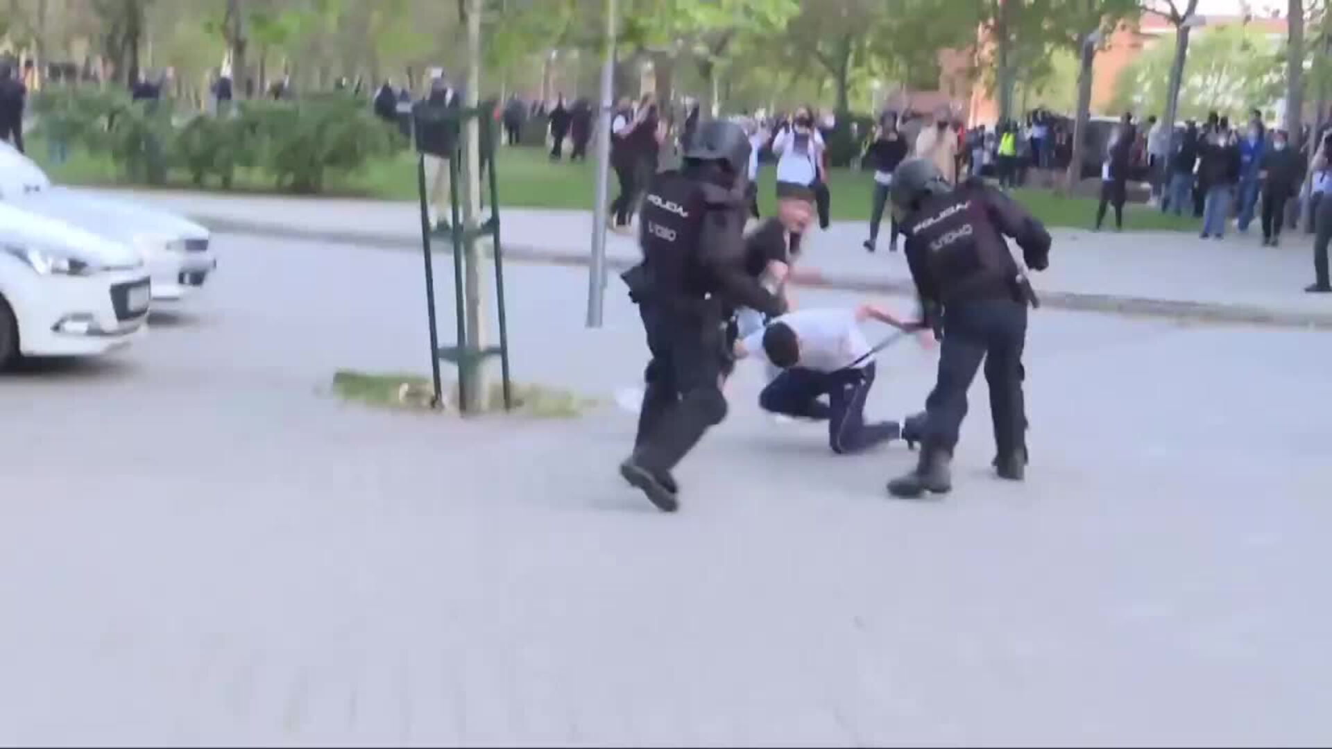 La Policía carga en Vallecas en el arranque del acto de Vox