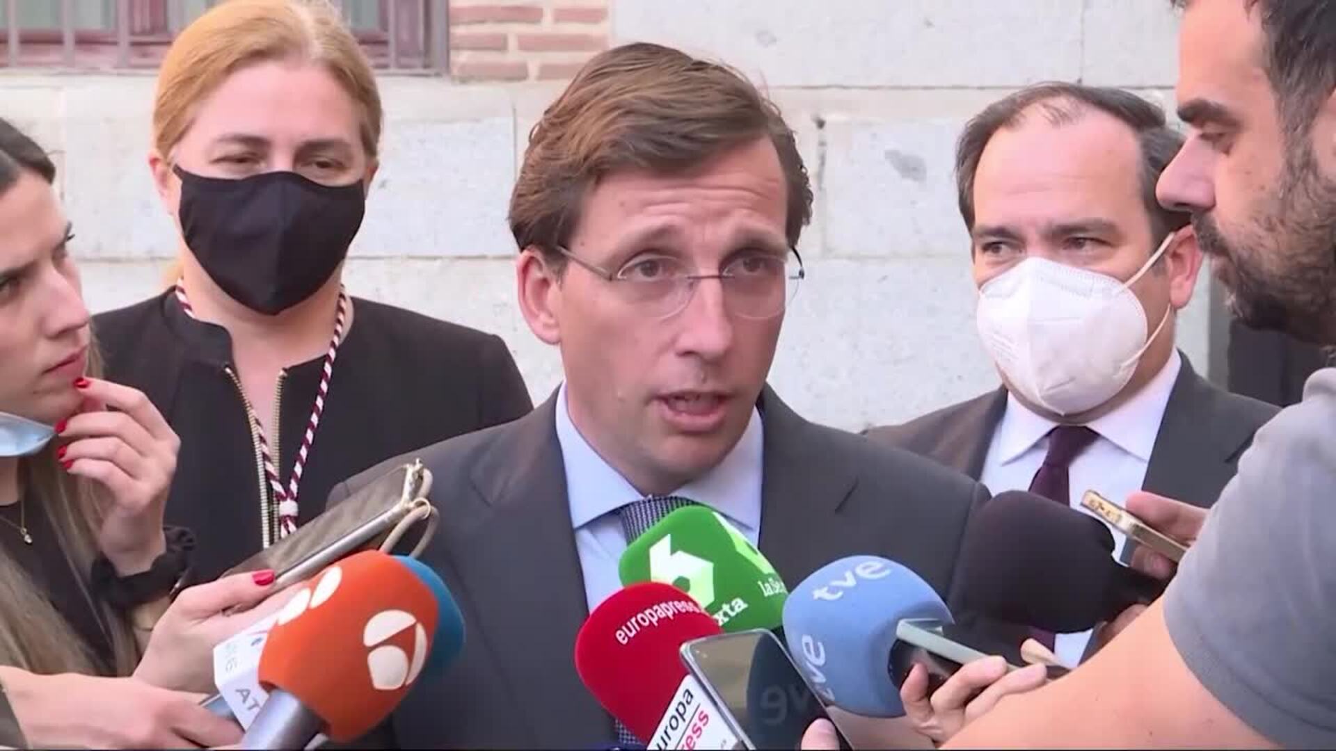 Almeida cuestiona si tiene &quot;que dimitir por ser víctima de un delito&quot;