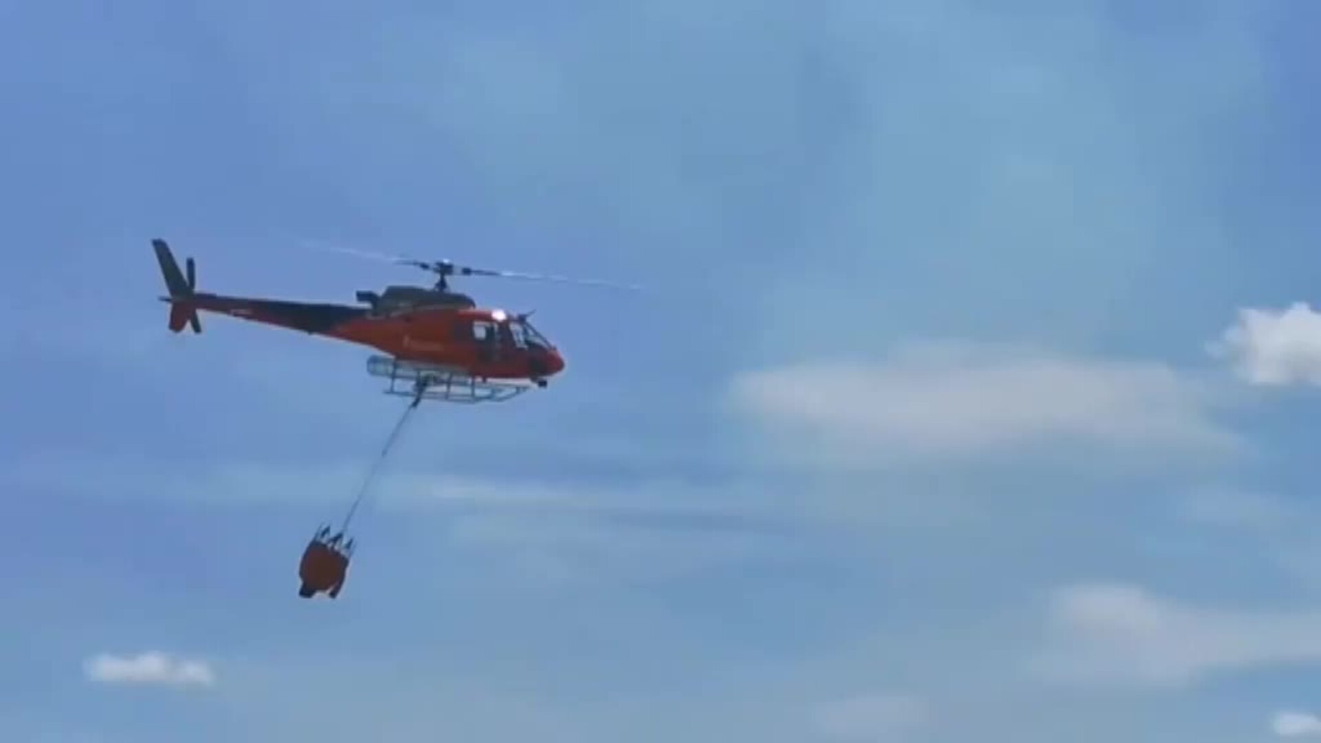 Un helicóptero sofoca el incendio en la localidad navarra de OIloki