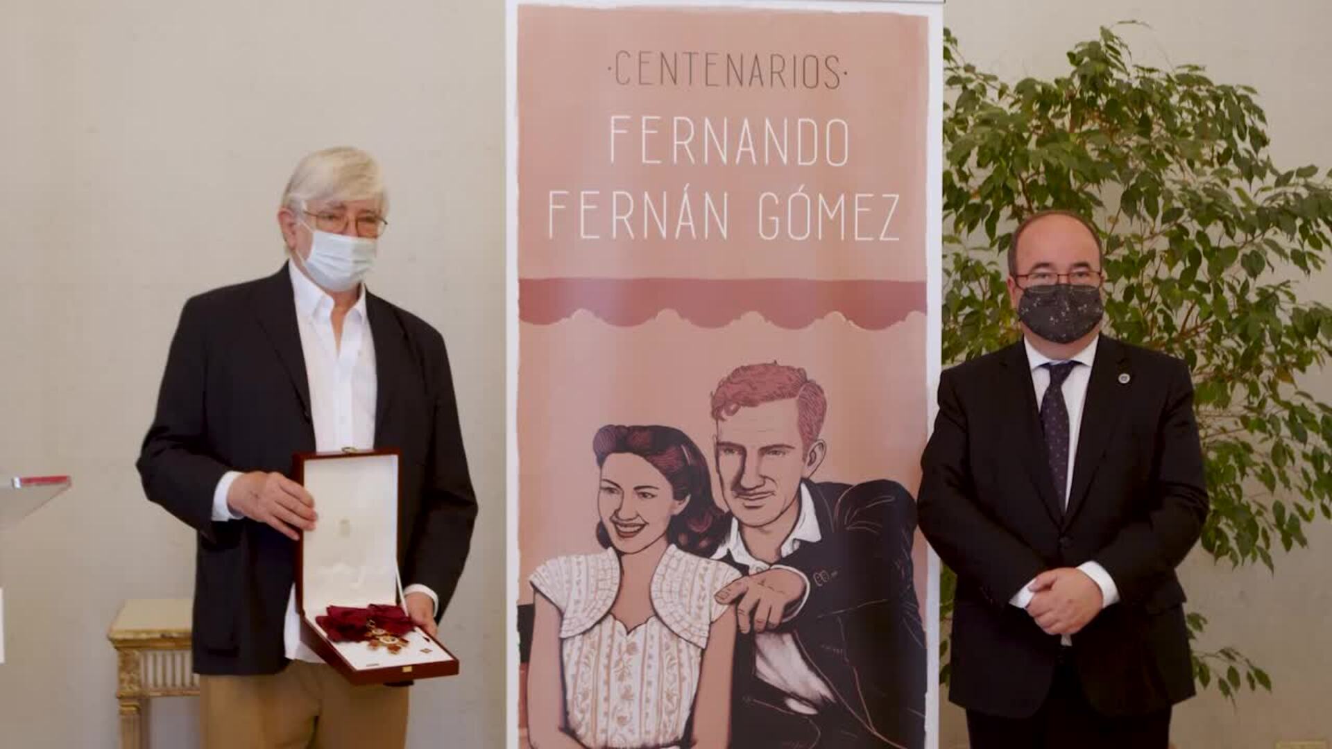 La familia de Fernán Gómez recibe la Gran Cruz de la Orden Civil de Alfonso X