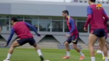 La plantilla del Barça se entrena tras una semana de compromisos de la selección