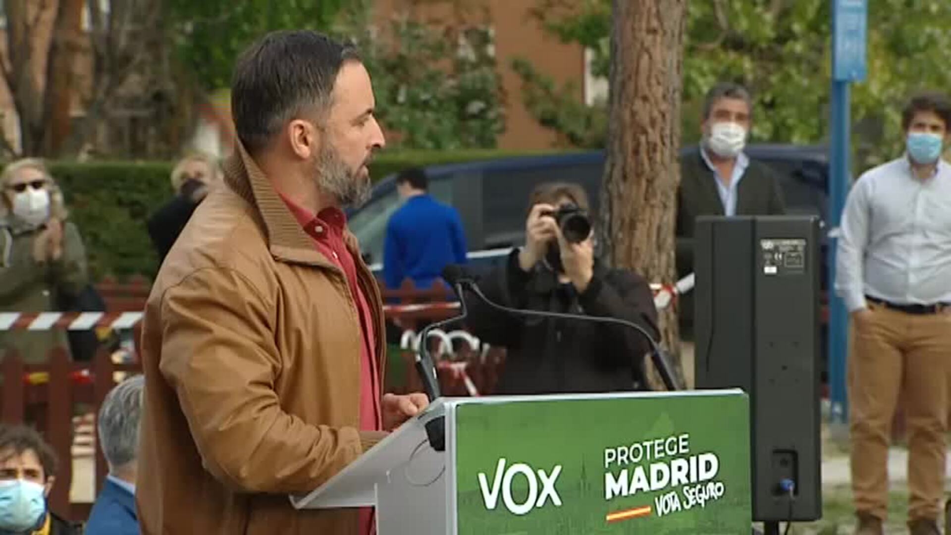 VOX pide el voto en Madrid con un polémico cartel comparando pensionistas y MENA&#039;s