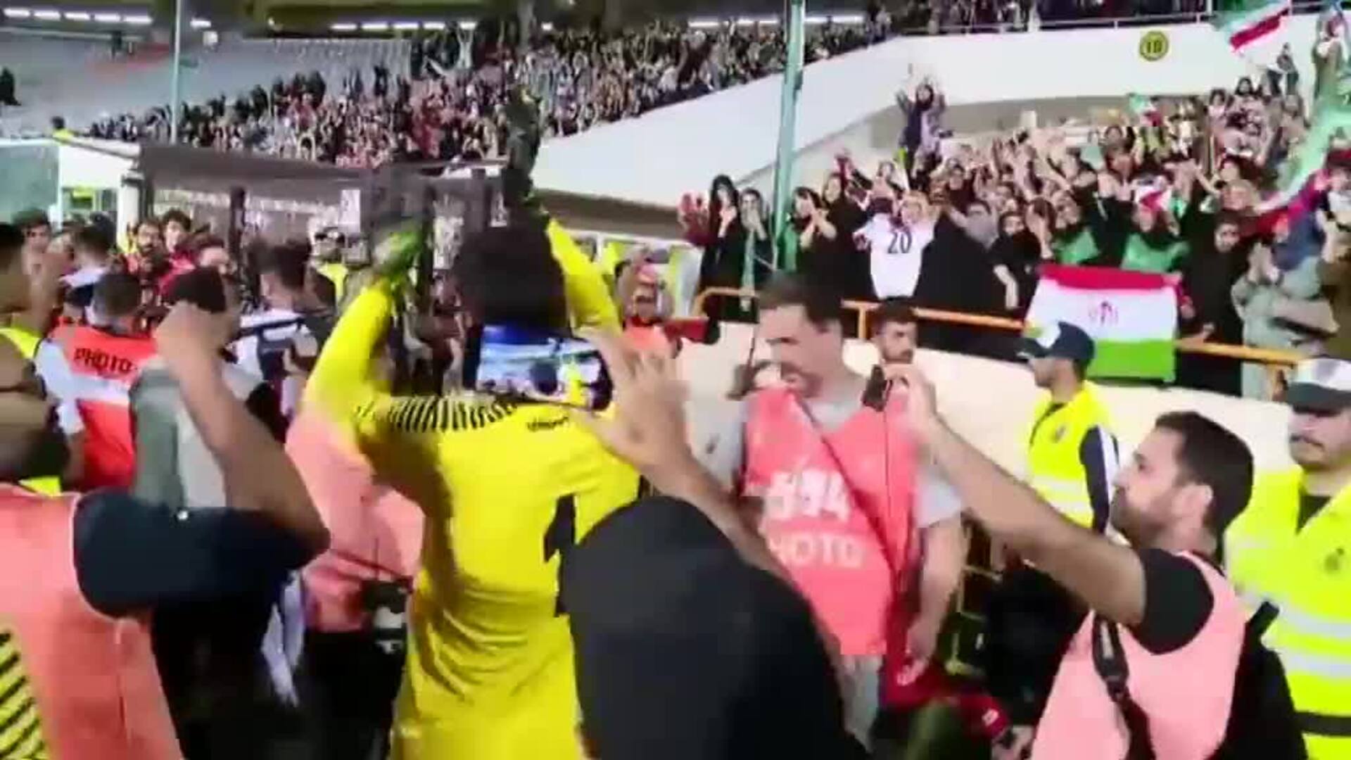 Las mujeres iraníes asisten a su primer partido de fútbol desde 1979