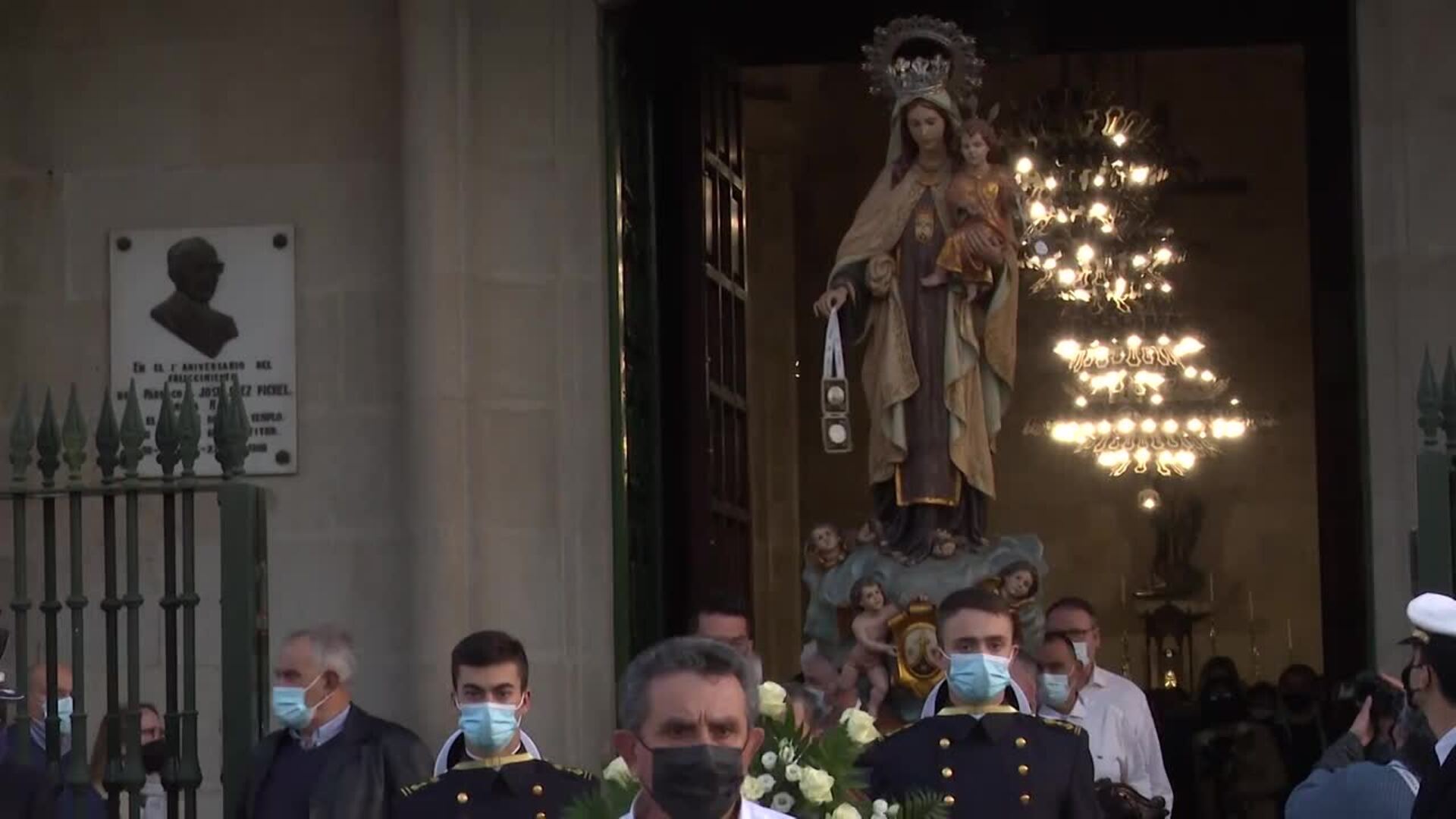 Los Reyes y centenares de marinenses arropan a familias de fallecidos en el naufragio