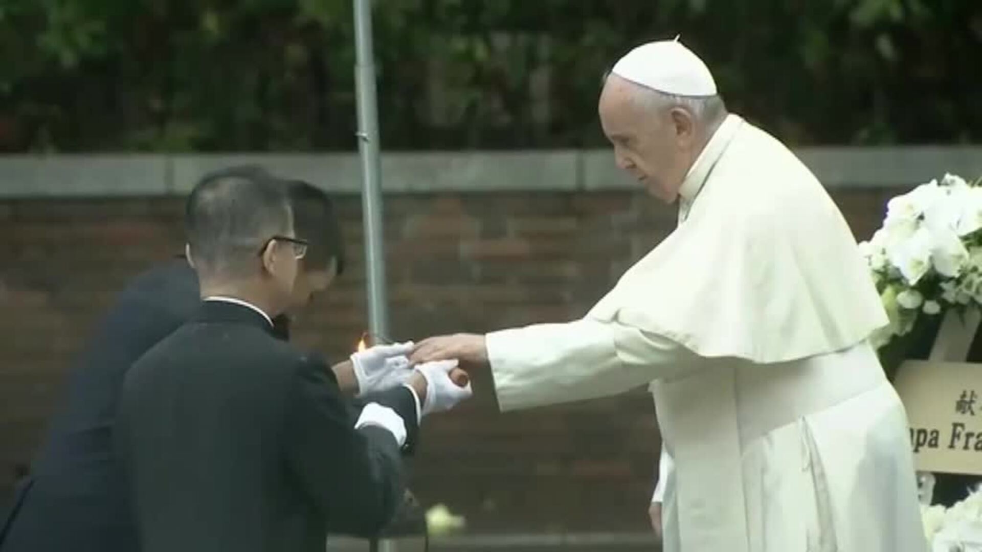 El papa pide en Nagasaki acabar con las armas nucleares