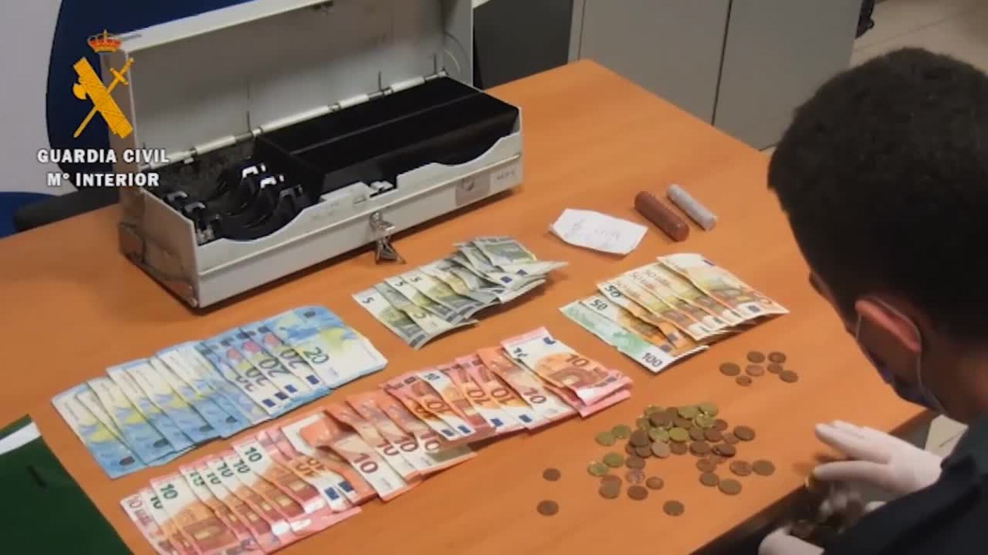 Detenida una persona por un presunto hurto y desobediencia