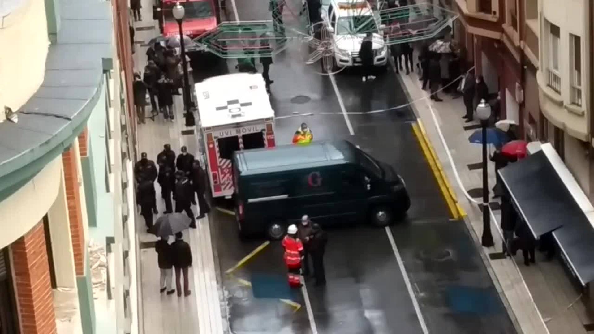 Los trabajos continúan para quitar los escombros del colegio colapsado en Gijón