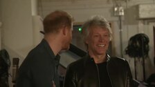 El Príncipe Harry y Bon Jovi dan el cante por una buena causa