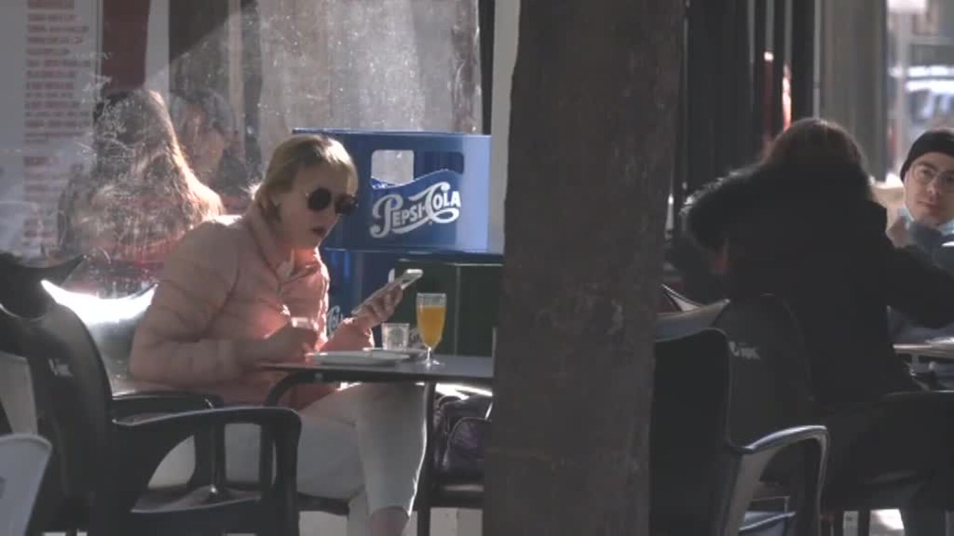 El humo esparce el covid-19 hasta 8 metros de distancia