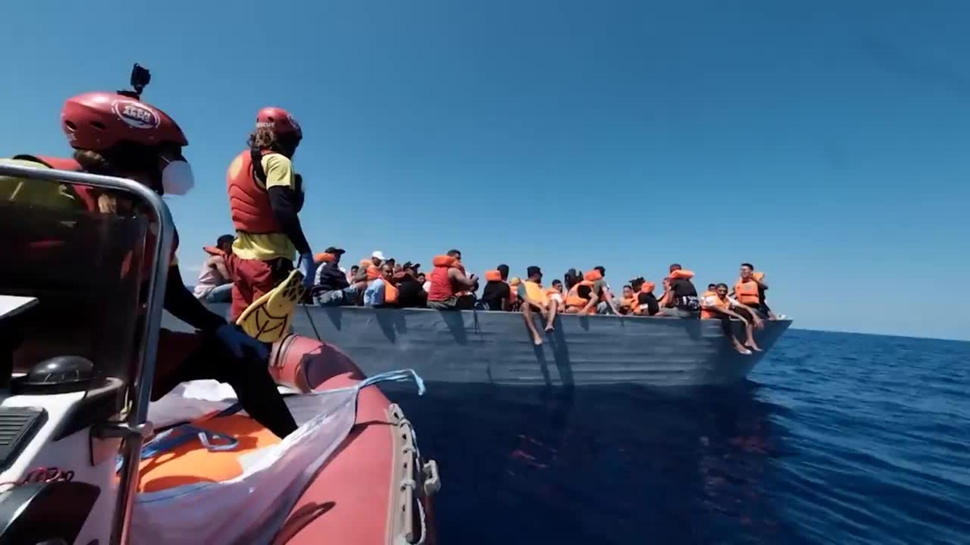 El &#039;Astral&#039; avista una patera con unas 70 personas a bordo