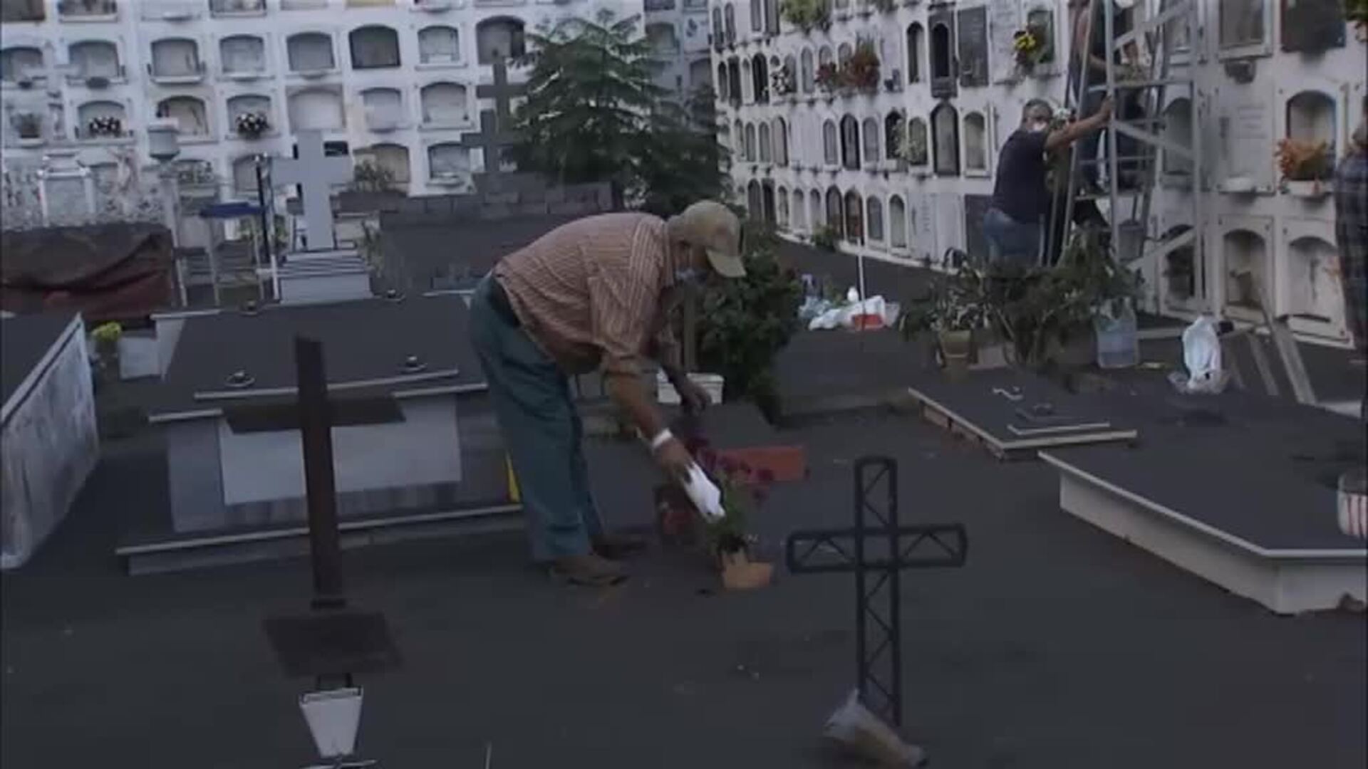 Los cementerios, también afectados por la ceniza volcánica y el avance de las coladas en La Palma