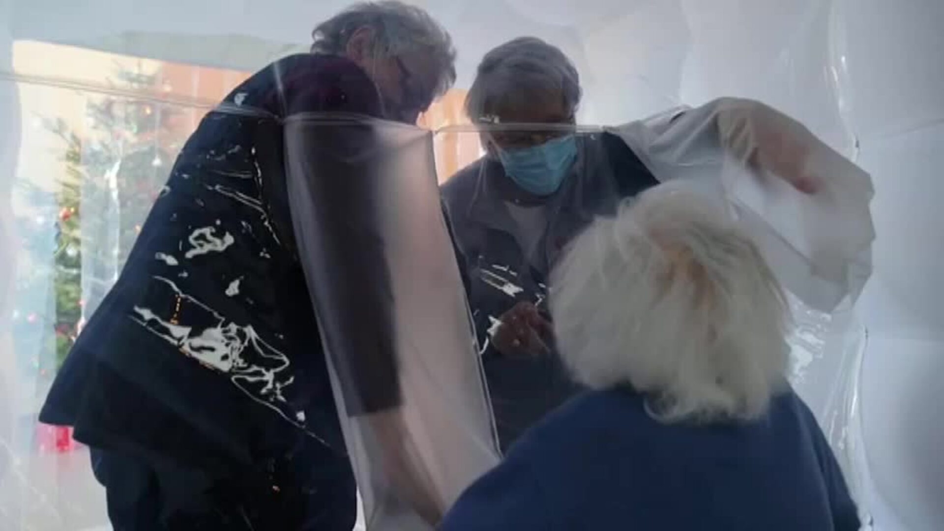 Una residencia en Francia instala una &#039;burbuja de los abrazos&#039; para personas mayores