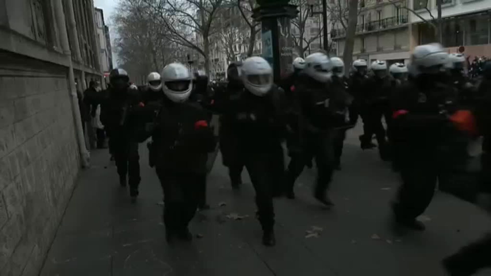 La policía y los manifestantes se enfrentan en las calles de París