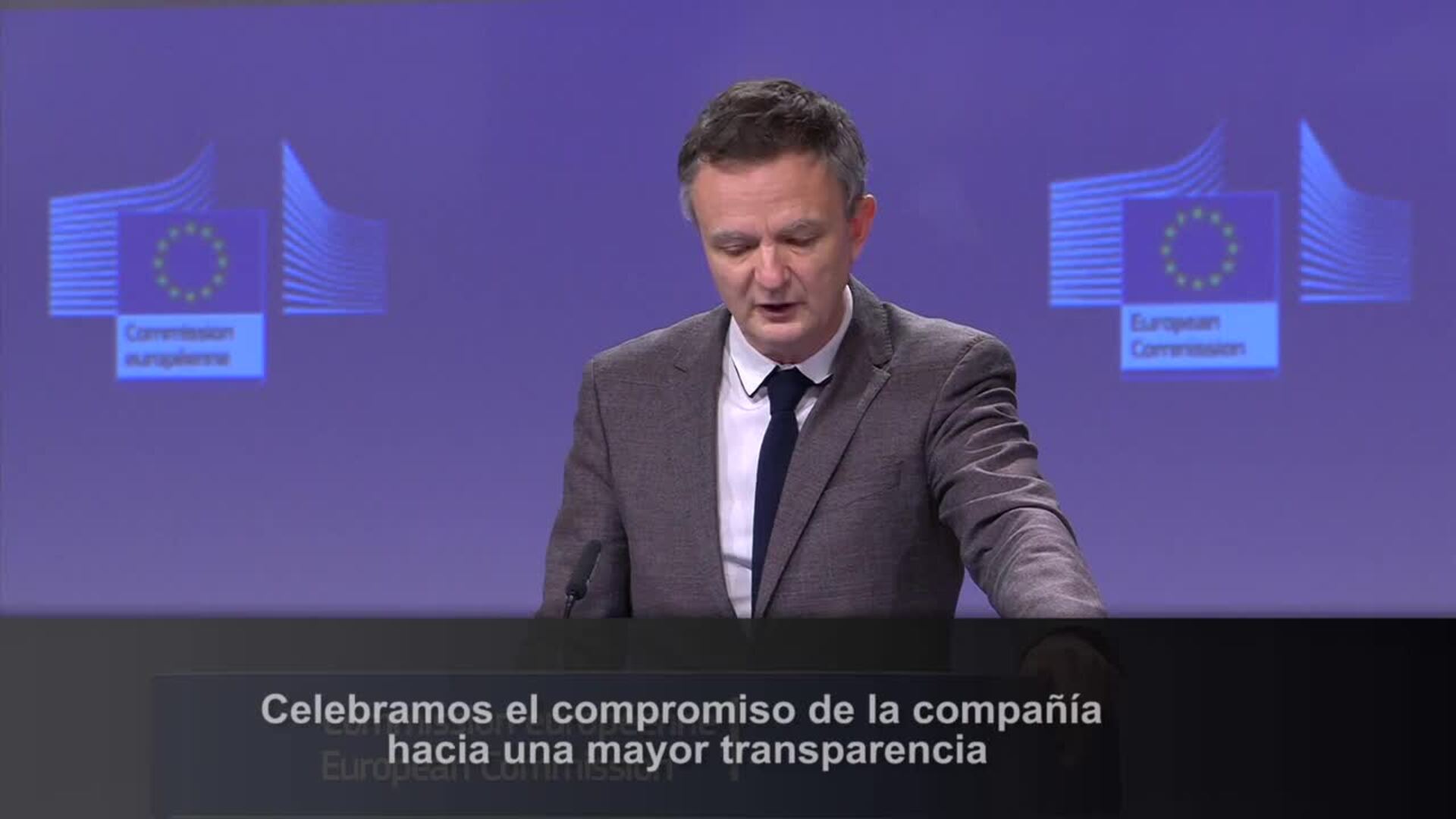 Bruselas publica contrato con AstraZeneca pero oculta precio y calendario