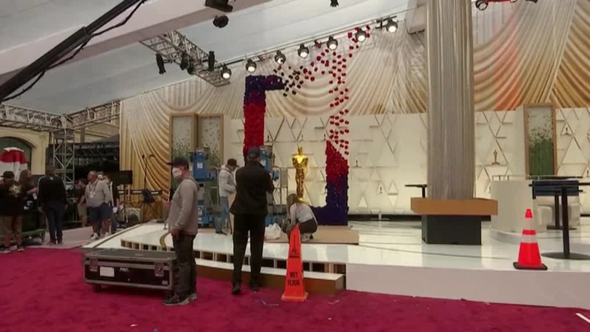 Últimos toques en el Dolby Theatre de Los Ángeles para la entrega de los Oscar