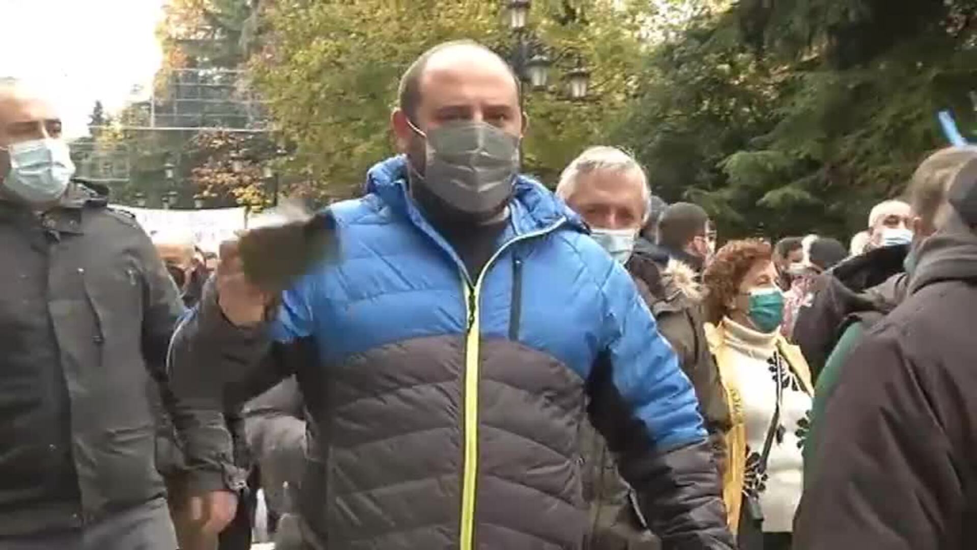 Tractores y animales colapsan el centro de Oviedo en protesta por las condiciones de ganaderos y agricultores
