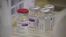 Sanidad y las comunidades acuerdan que los vacunados con AstraZeneca menores de 60 años reciban Pfizer