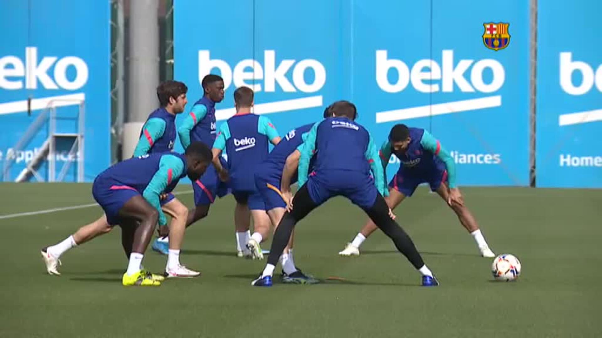 Piqué entrena con el grupo