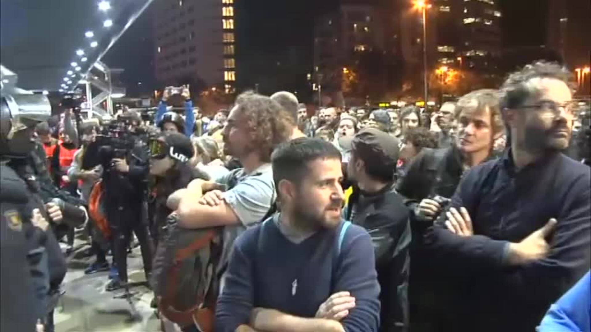 Un nutrido grupo de independentistas rodea la estación de Sants de Barcelona convocado por los CDR