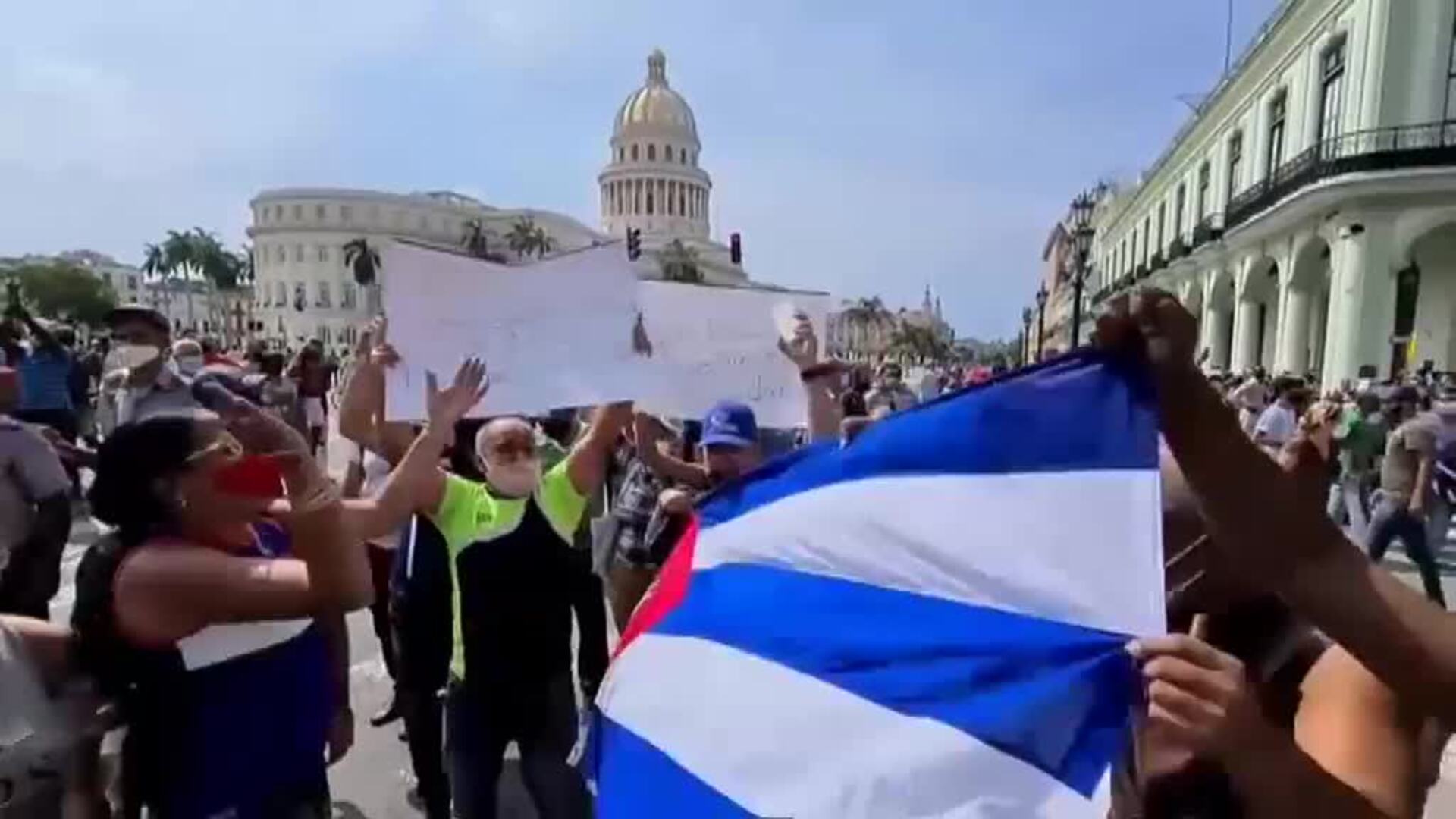 Cientos de personas salen a la calle en Cuba a protestar contra al Gobierno