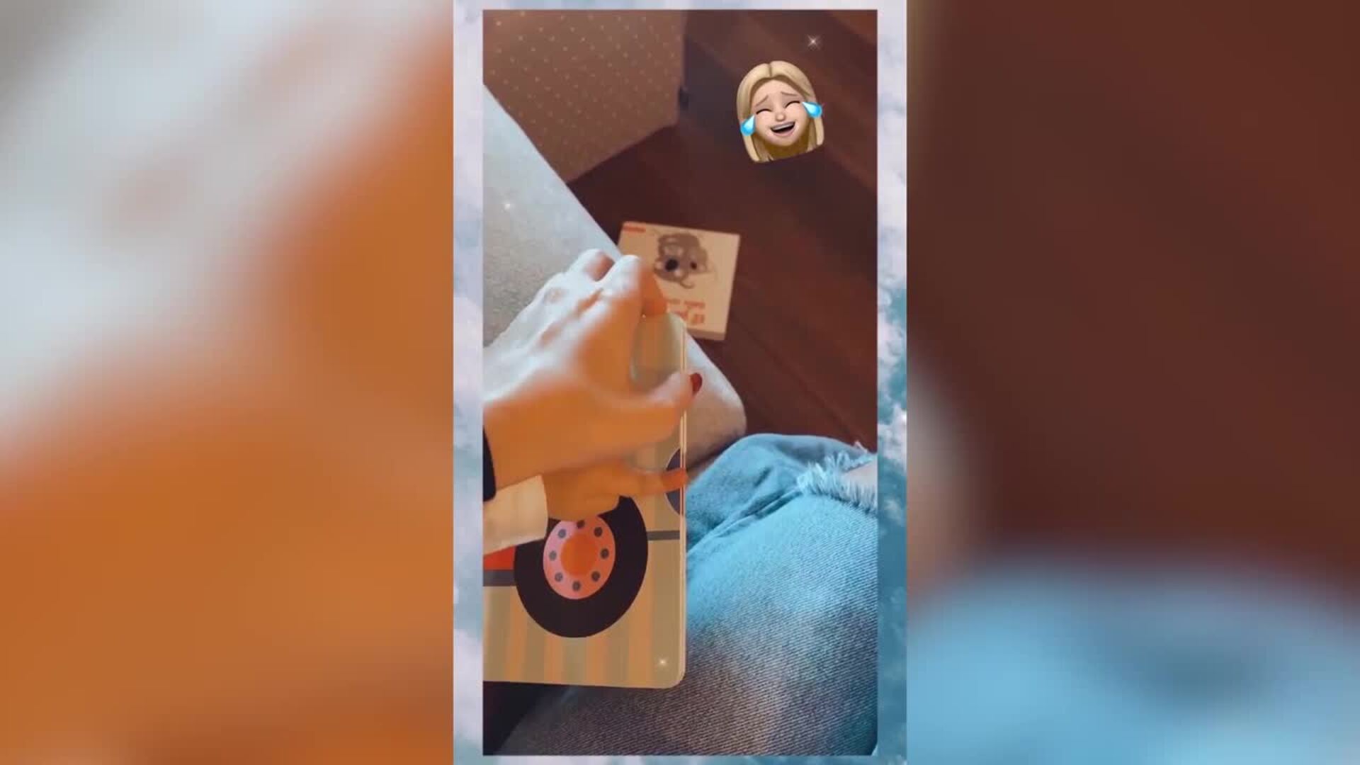 Laura Escanes muestra cómo su hija Roma disfruta de un libro