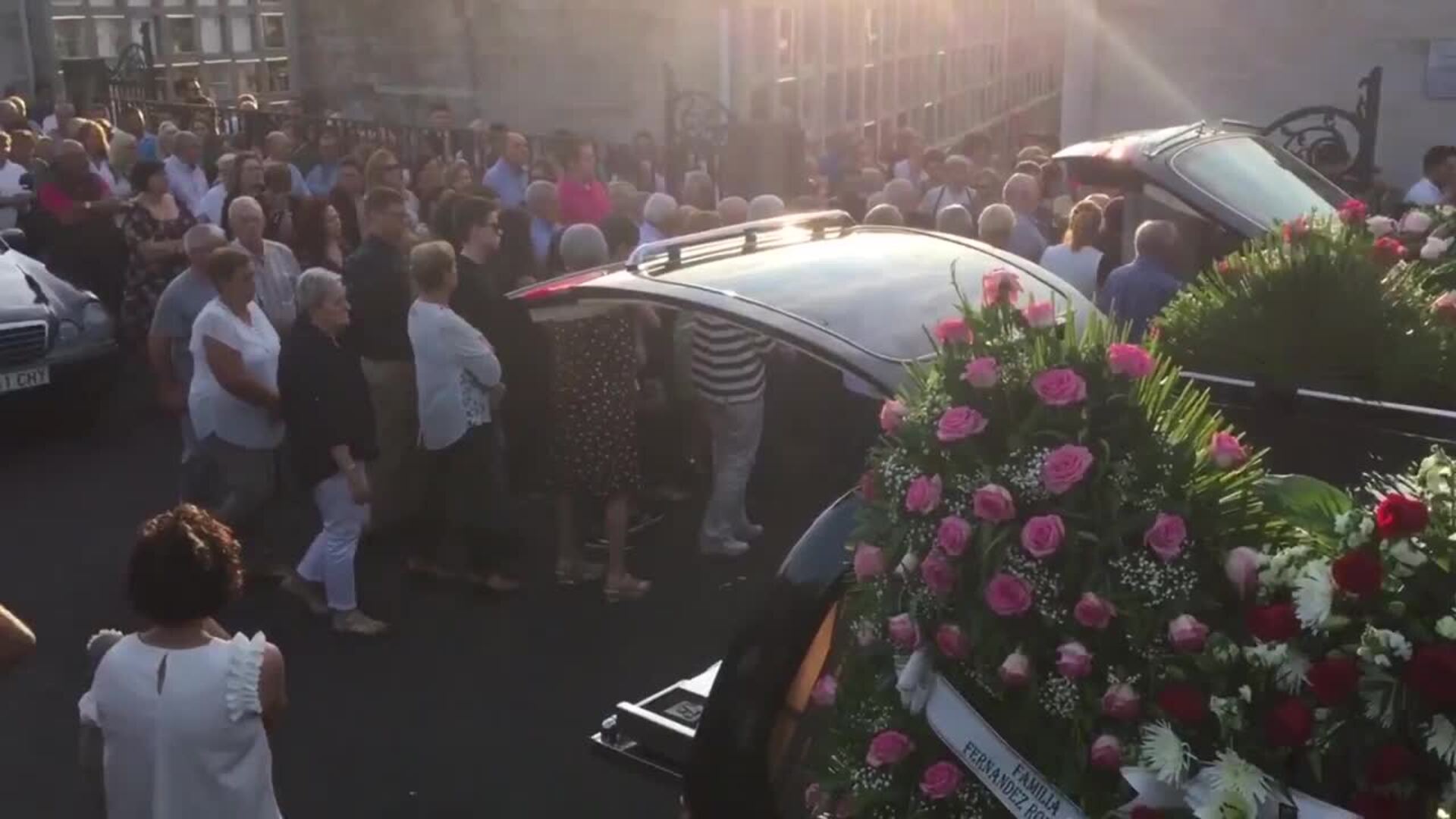 Cientos de personas despiden a las mujeres asesinadas en Valga (Pontevedra)