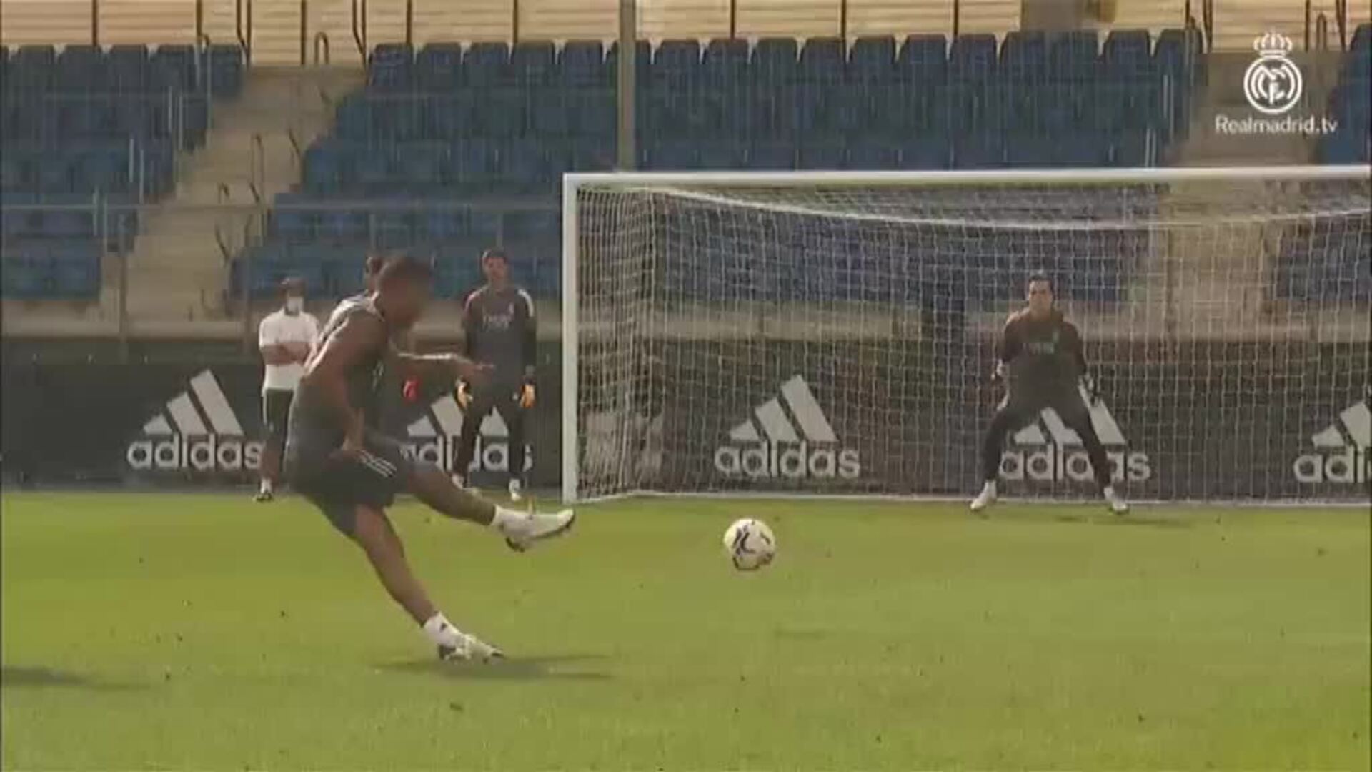 Bale sigue sin salir al campo a entrenarse con el Real Madrid