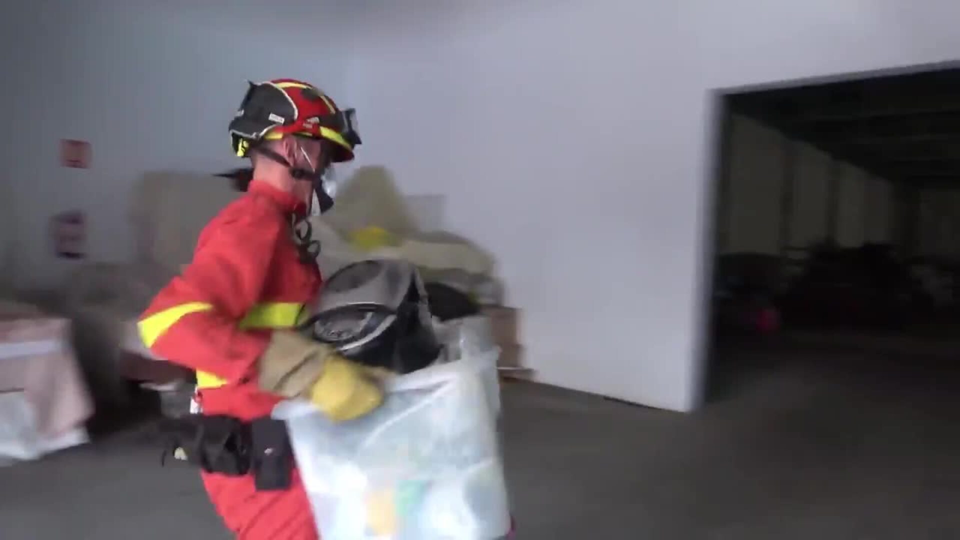 Continúa el apoyo a vecinos de La Laguna en la retirada de enseres de sus viviendas