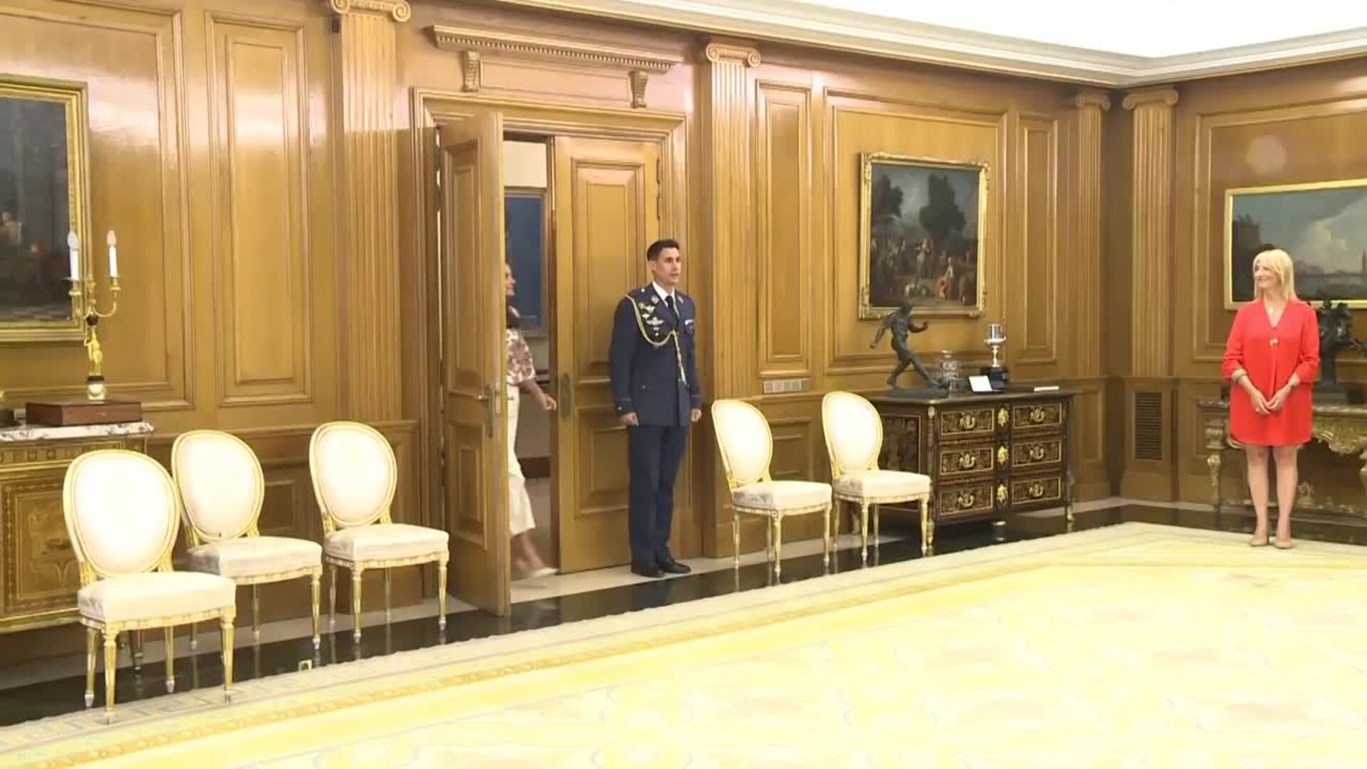 La Reina Letizia estrena la blusa más versátil del verano