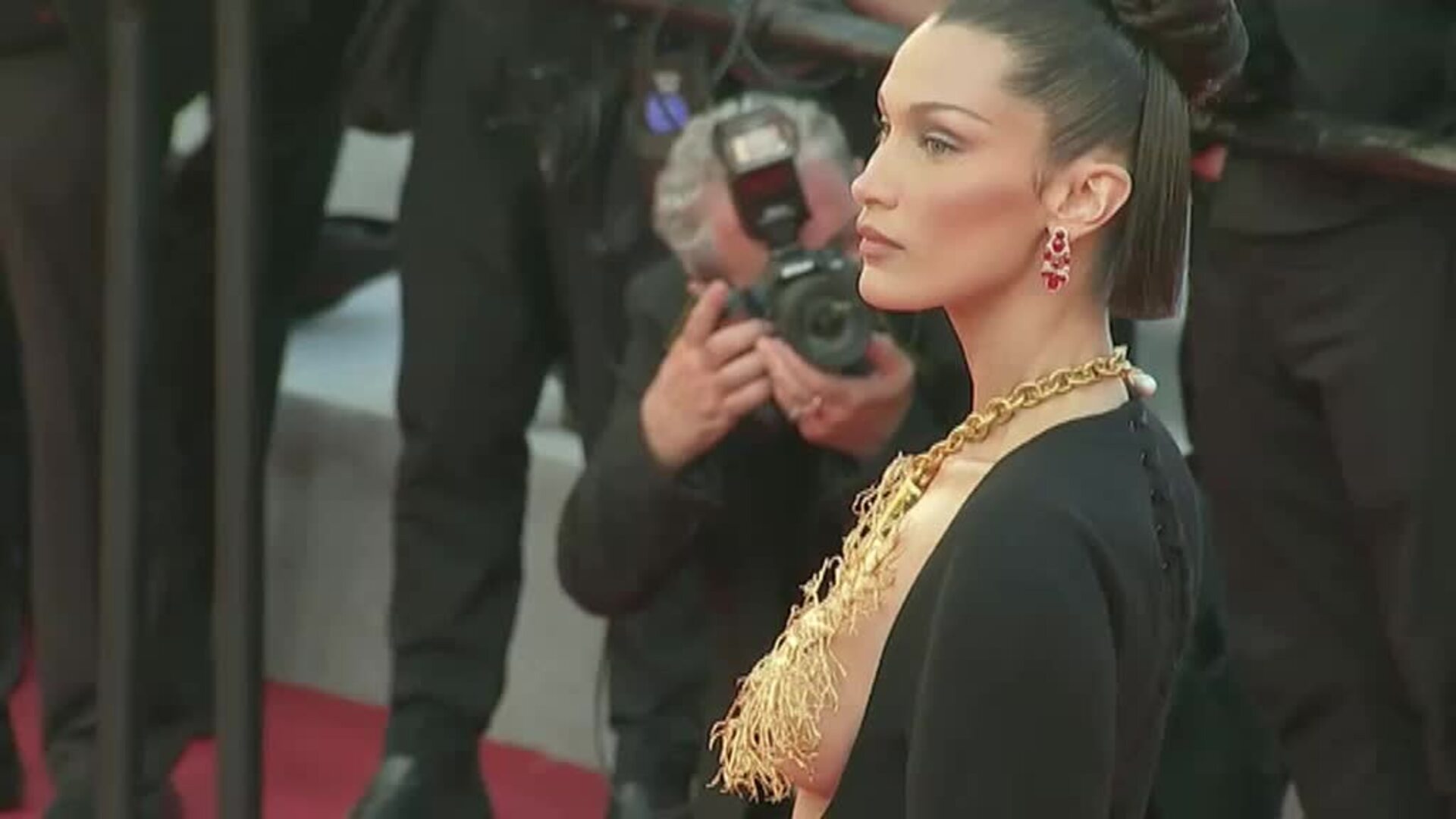 Bella Hadid eclipsa con su estilismo la alfombra roja de Cannes